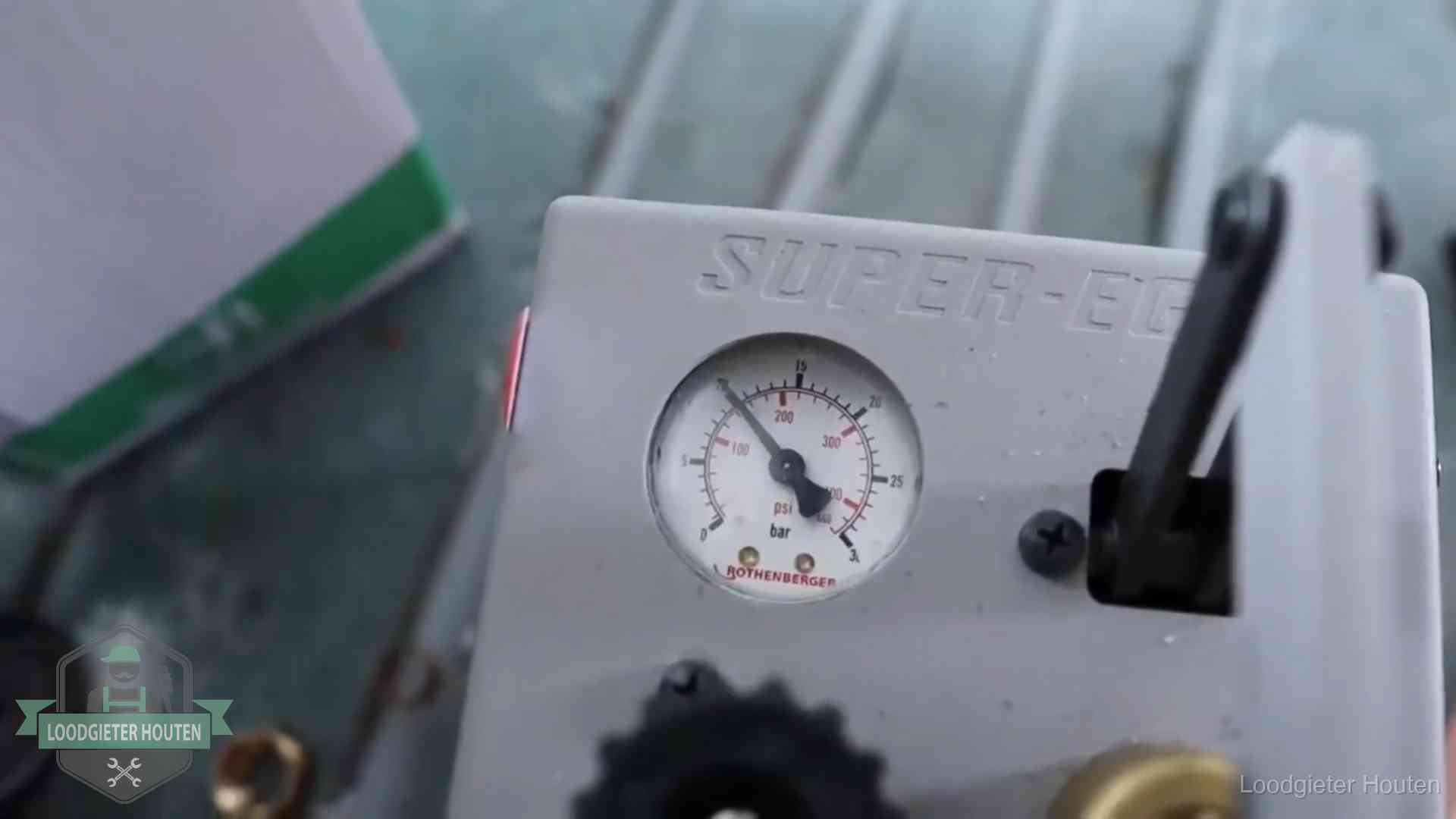 Manometer van een afperspomp bij controle van nieuw leidingwerk in Houten