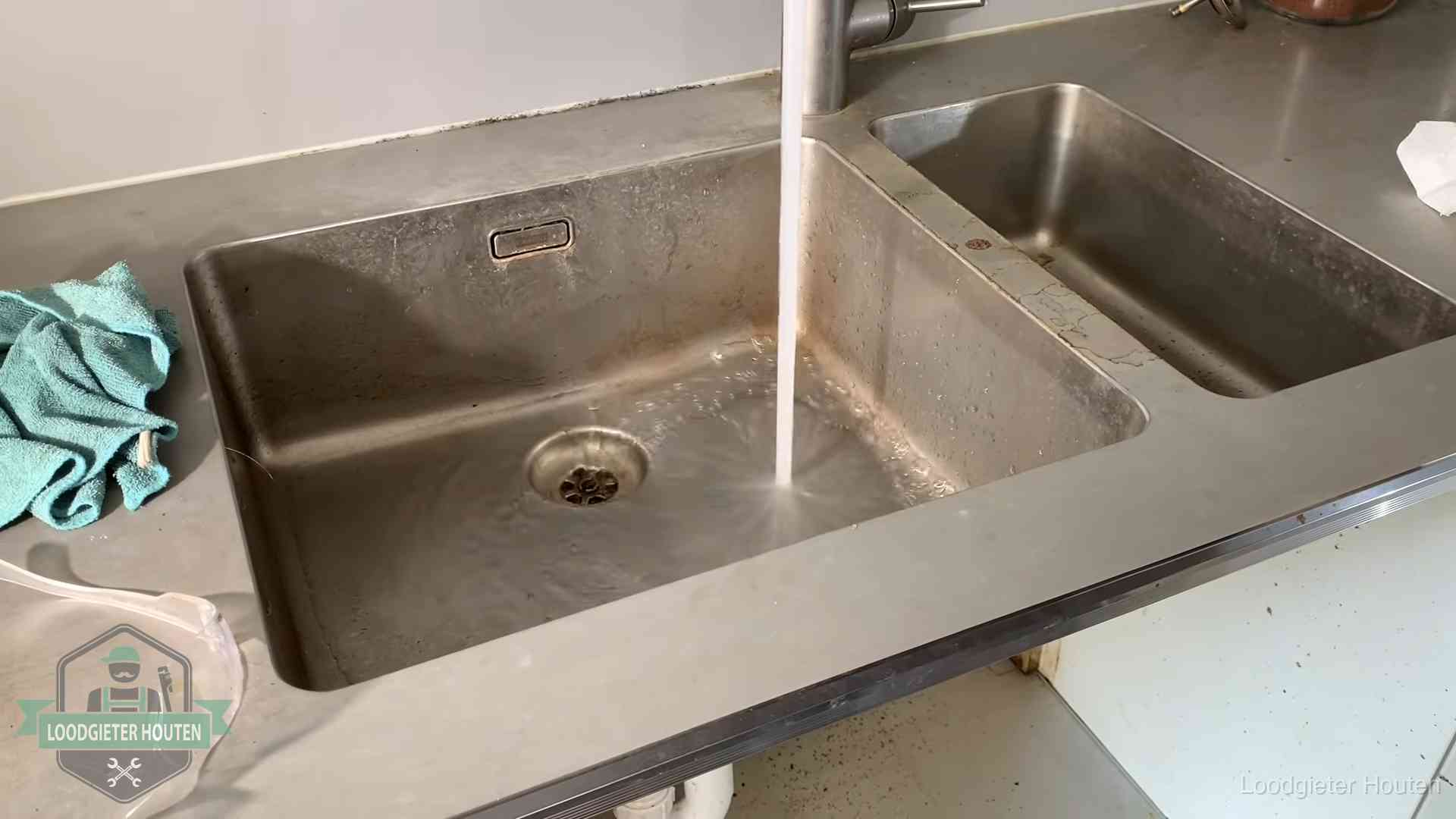 Vastlopende afvoer herkennen in Houten Doorstroomtest van de afvoer bij een gootsteen in Houten