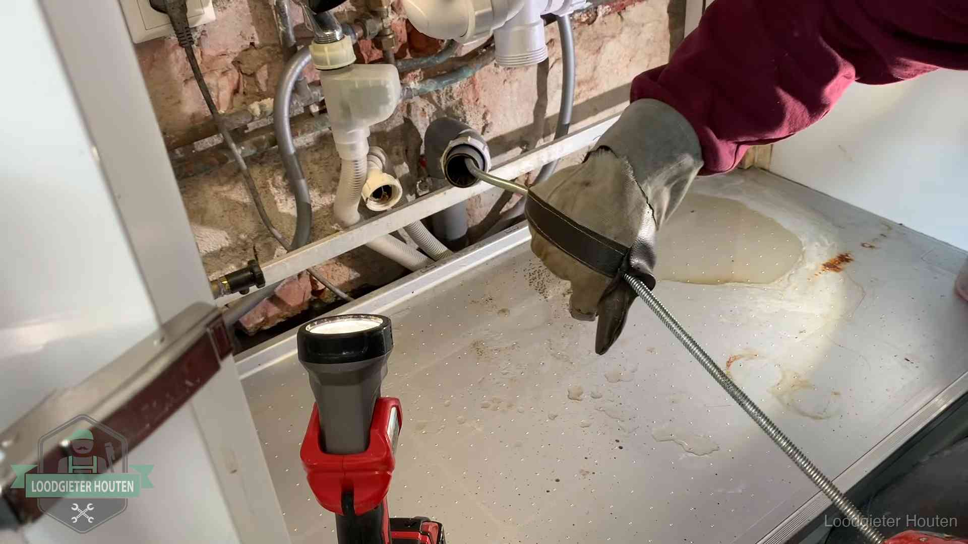 Je riool goed houden in Houten Ontstoppingsveer wordt preventief door een afvoeraansluiting gehaald in Houten