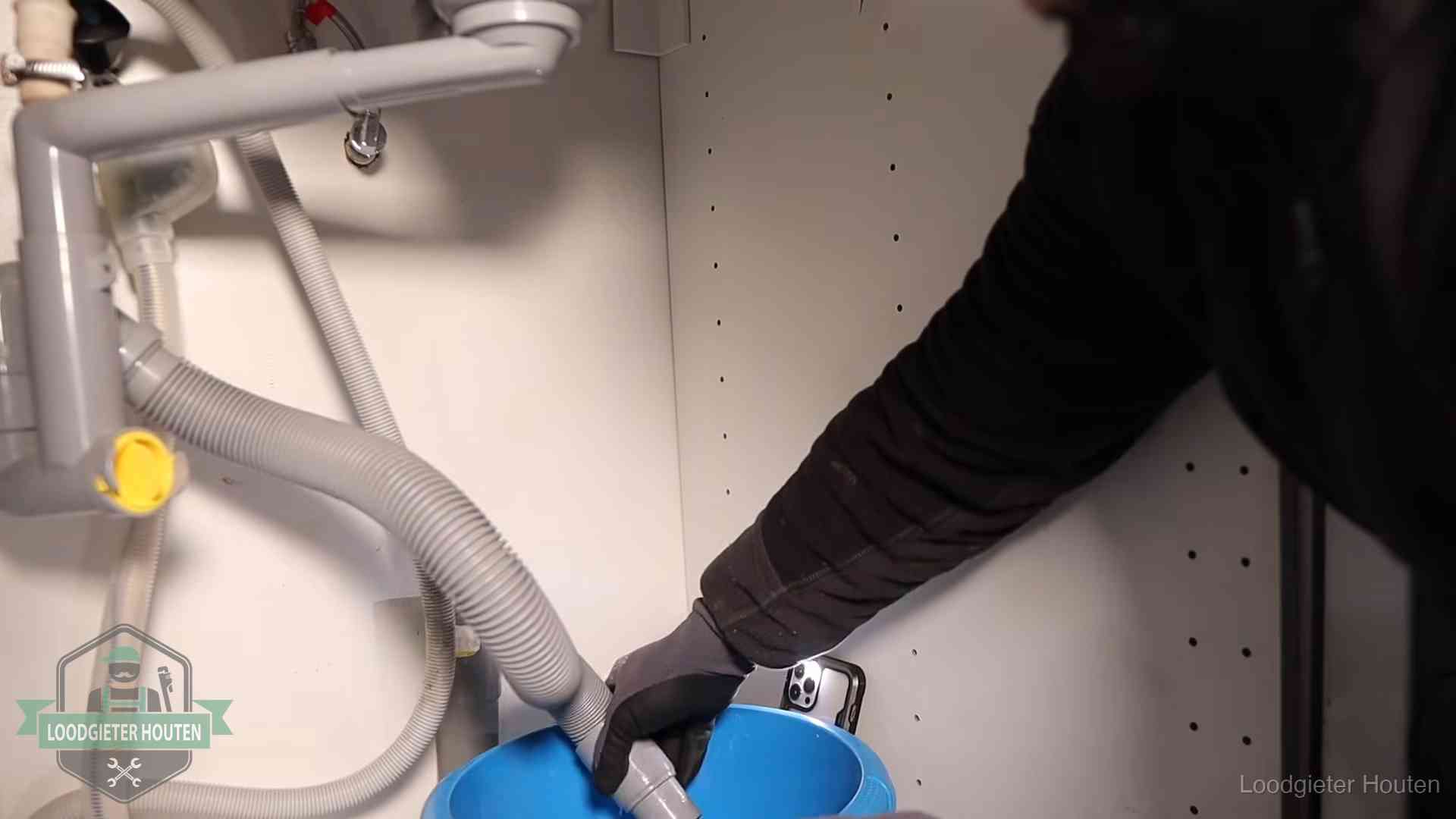 Zelf je afvoer legen in Houten Afvoerslang loopt leeg in een emmer onder de gootsteen in Houten, een klus die je zelf kunt doen