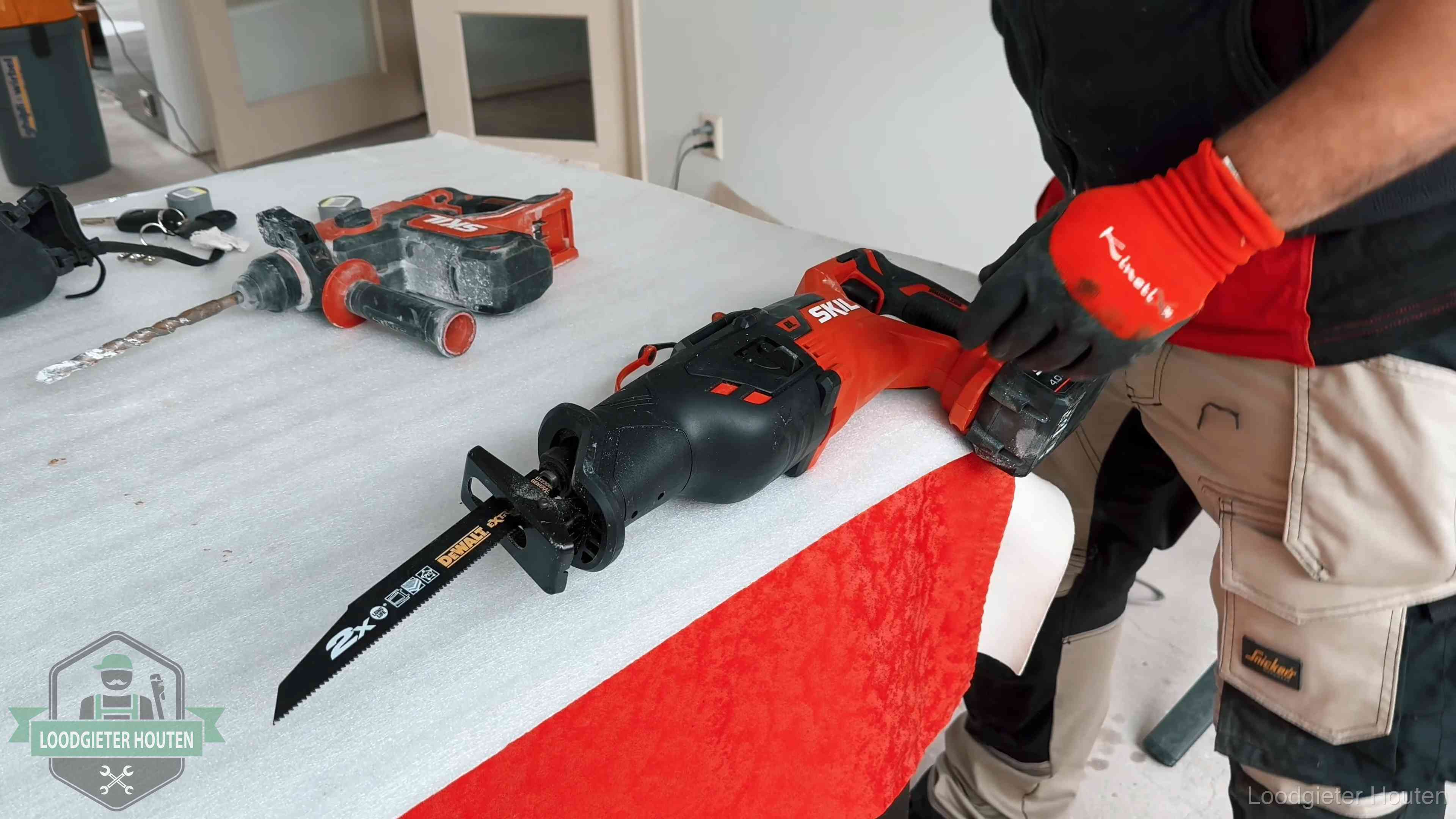 Professioneel gereedschap klaargelegd voor een klus in Houten