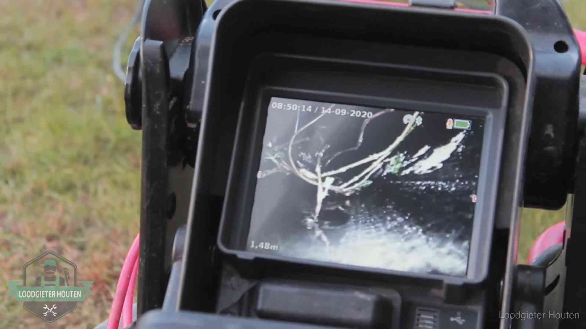 Camera-inspectie van het riool in Houten Monitor van een rioolcamera toont wortelingroei in de rioolbuis bij een woning in Houten