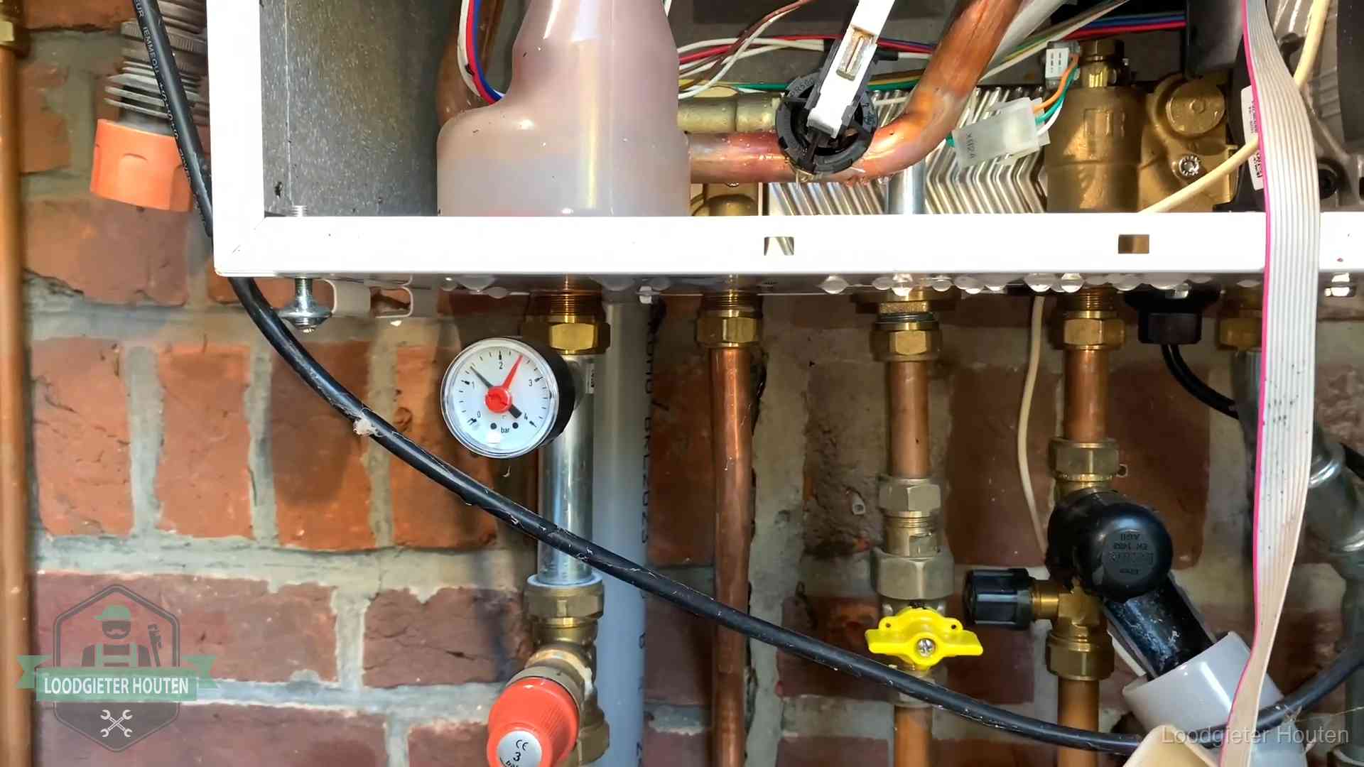 Manometer en aansluitleidingen onder een cv-ketel in Houten bij controle op drukverlies