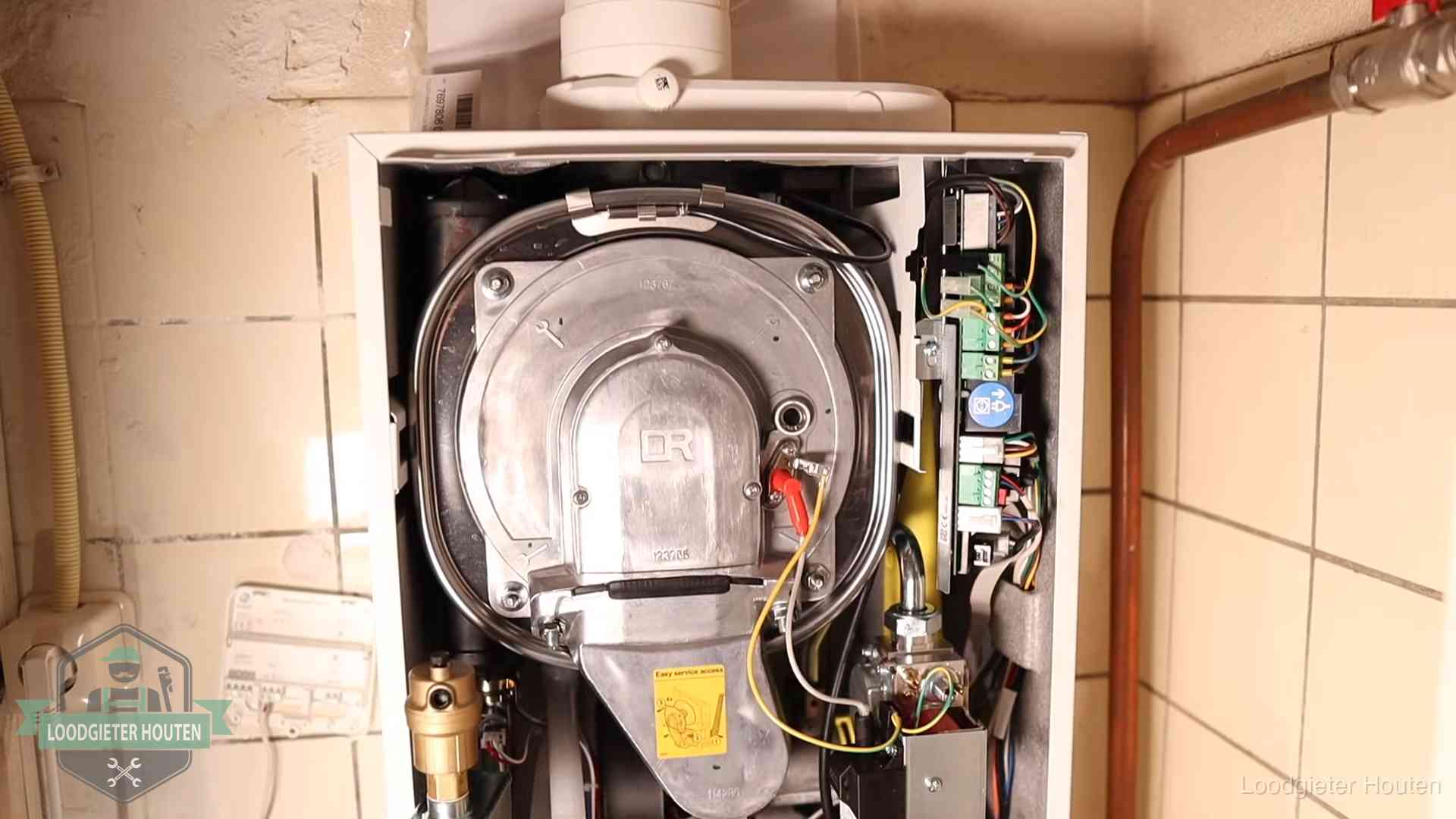 Geopende cv-ketel met warmtewisselaar tijdens periodiek onderhoud in Houten