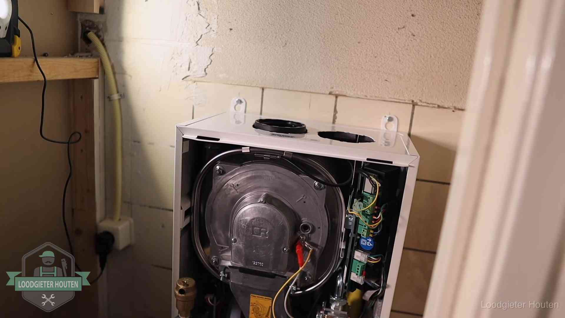 Geopende cv-ketel tijdens een onderhoudsbeurt in Houten, met brander en warmtewisselaar zichtbaar