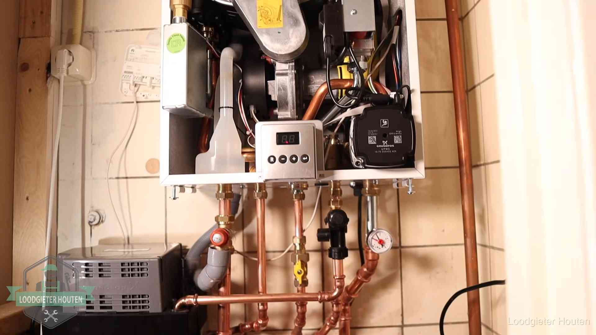 Geopende cv-ketel met brander en cv-pomp tijdens een onderhoudsbeurt in Houten