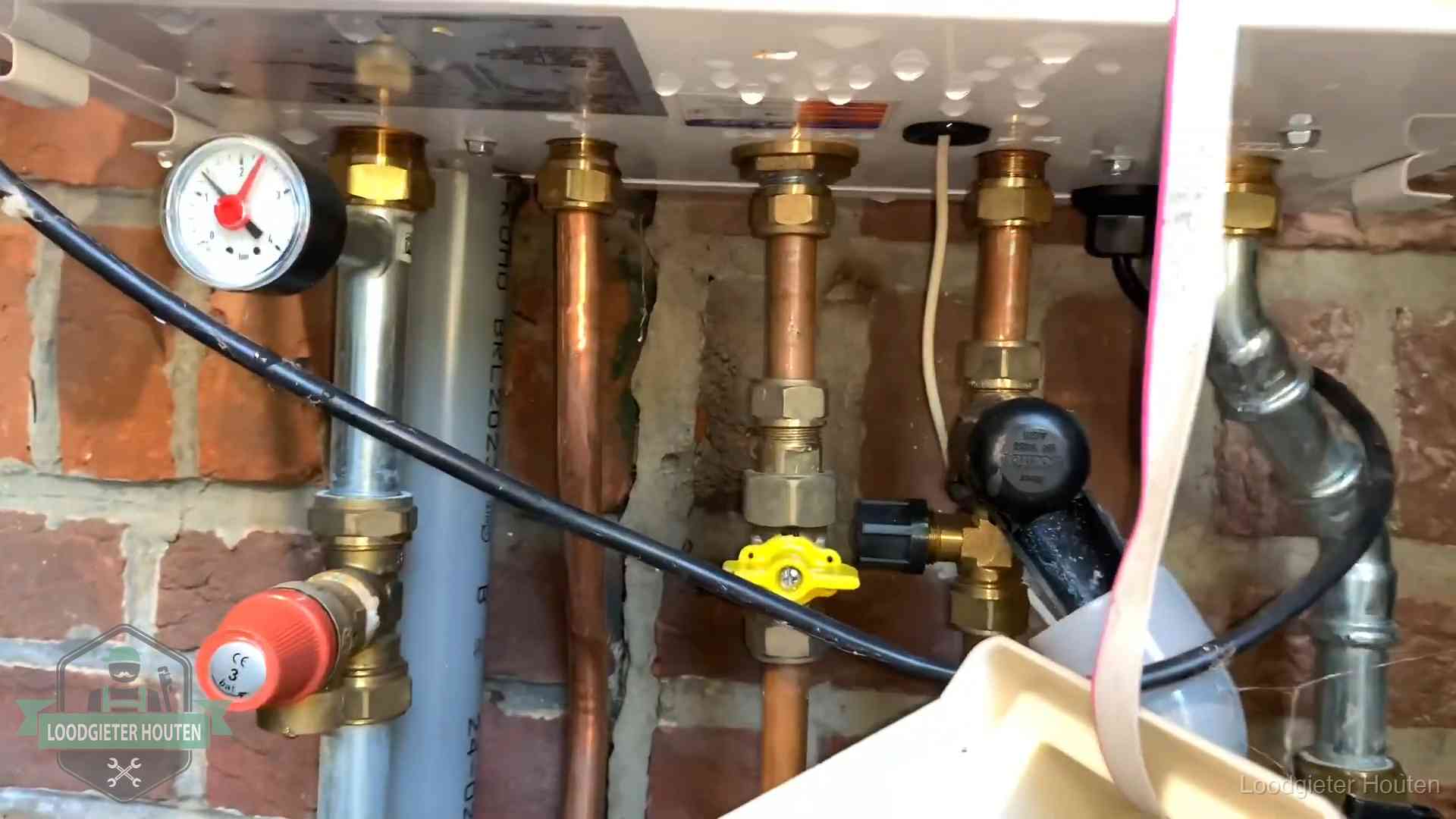 Onderaansluitingen van een cv-ketel met manometer en gaskraan in Houten
