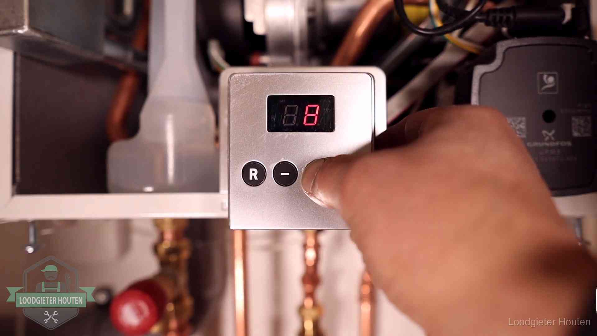 Monteur bedient het display van een cv-ketel bij een storing in Houten