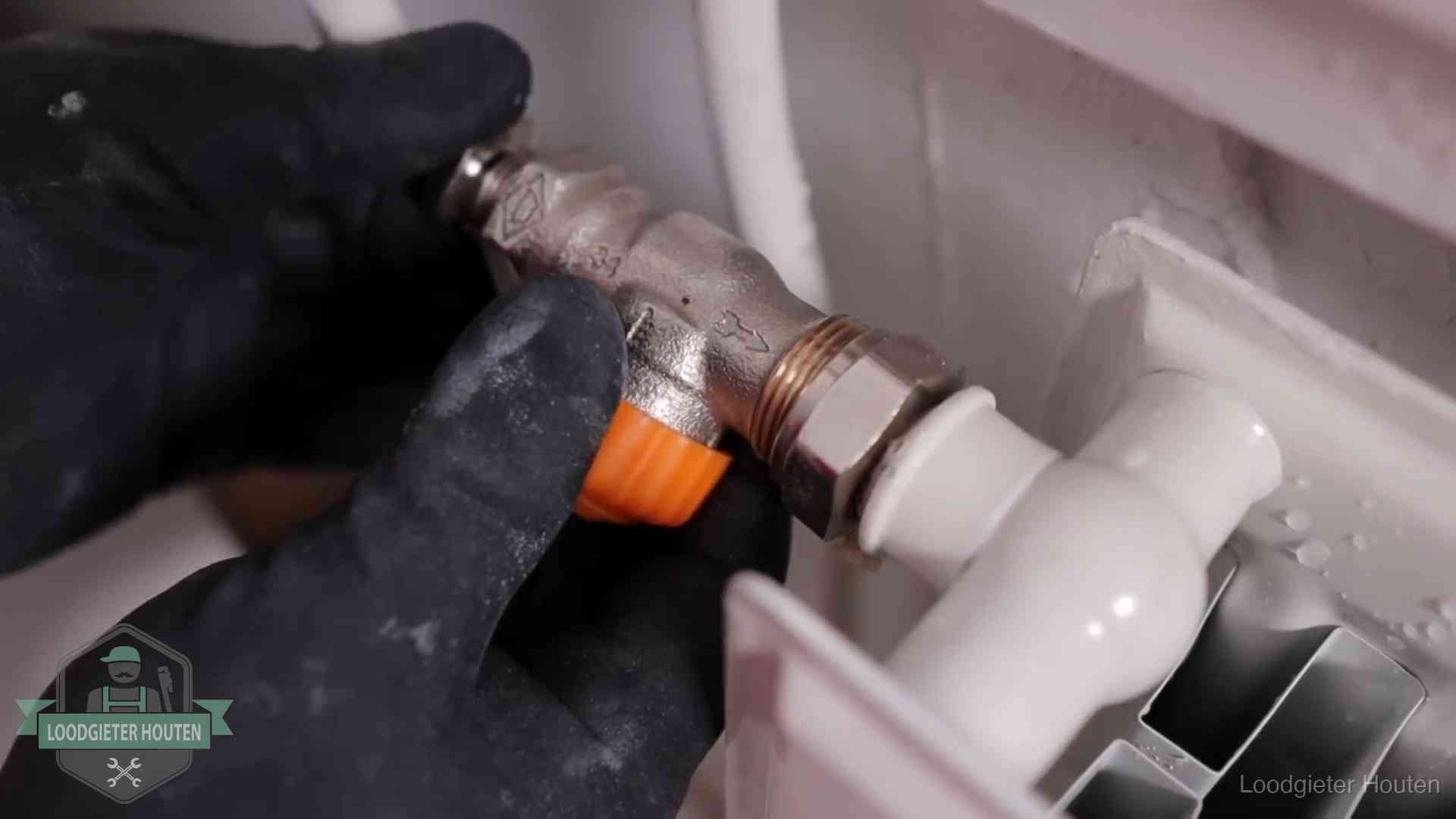 Thermostaatkraan wordt gemonteerd op een radiator in Houten voor het stookseizoen
