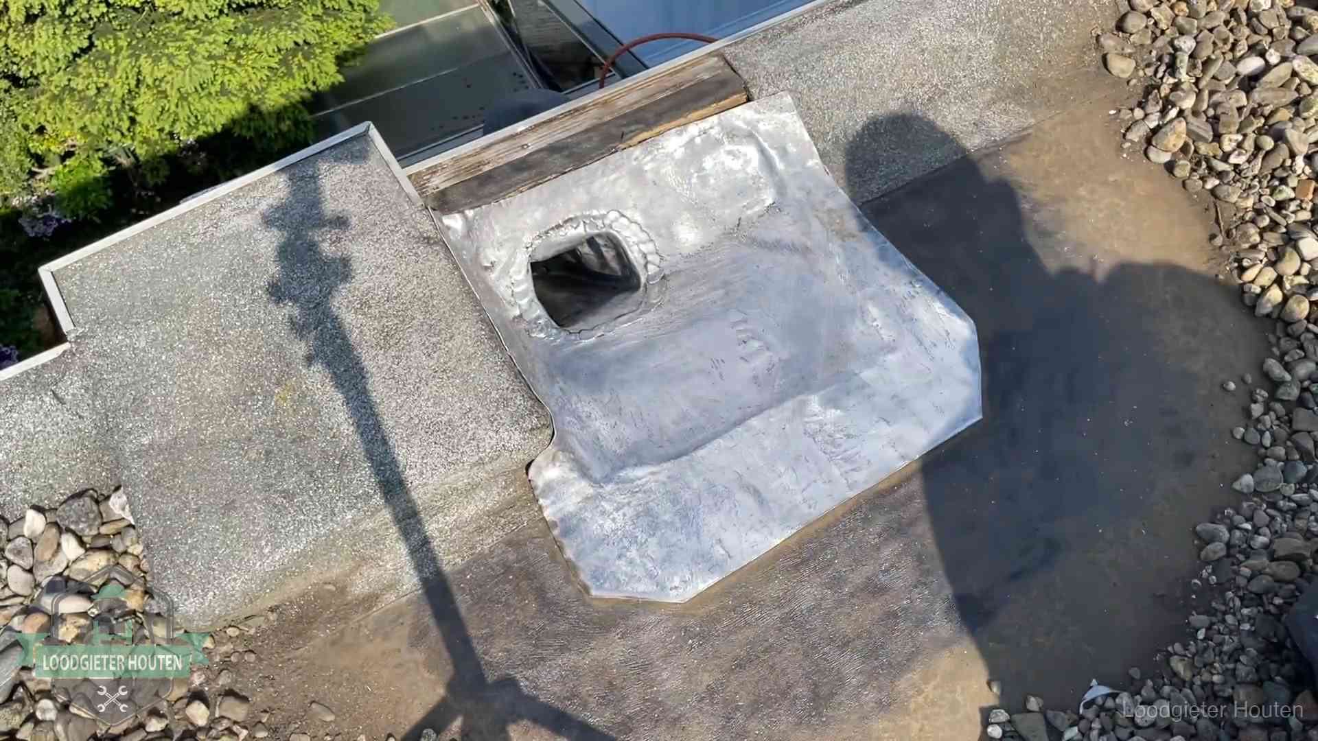Noodafdichting bij daklekkage in Houten Vers afgedichte dakdoorvoer met lood en zink op een plat dak in Houten