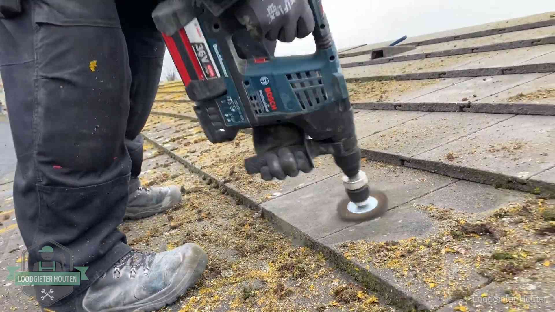 Dakonderhoud en preventie in Houten Betonnen dakpannen worden machinaal gereinigd tijdens dakonderhoud in Houten