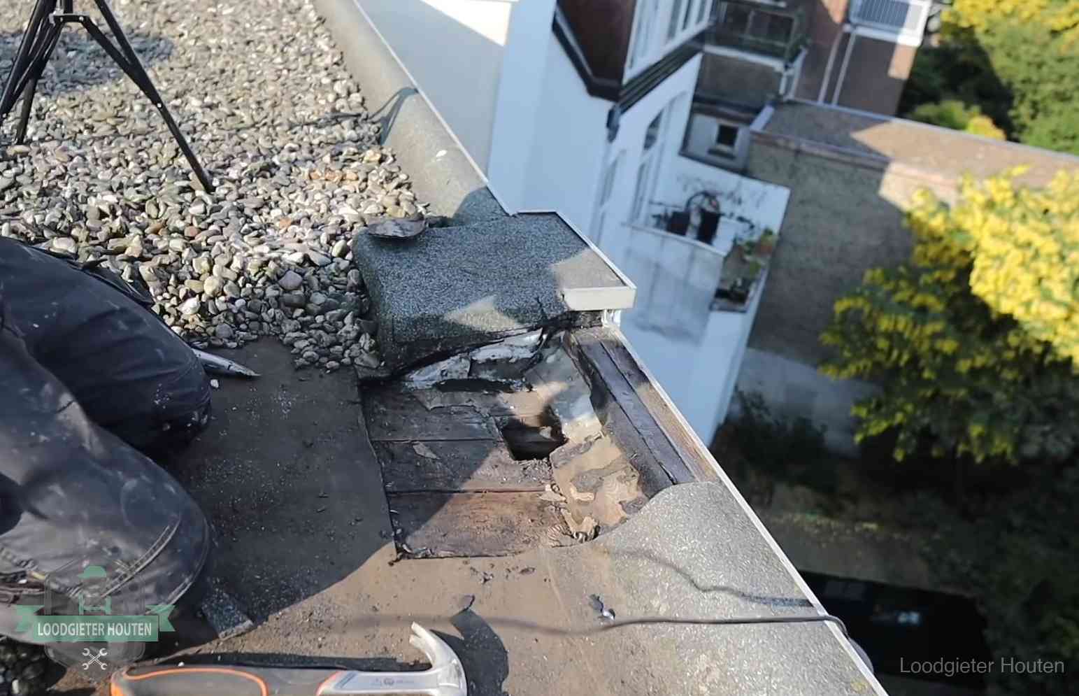 Gevolgen van een daklekkage in Houten Opengelegde dakrand met verrot dakbeschot door een langdurige daklekkage in Houten