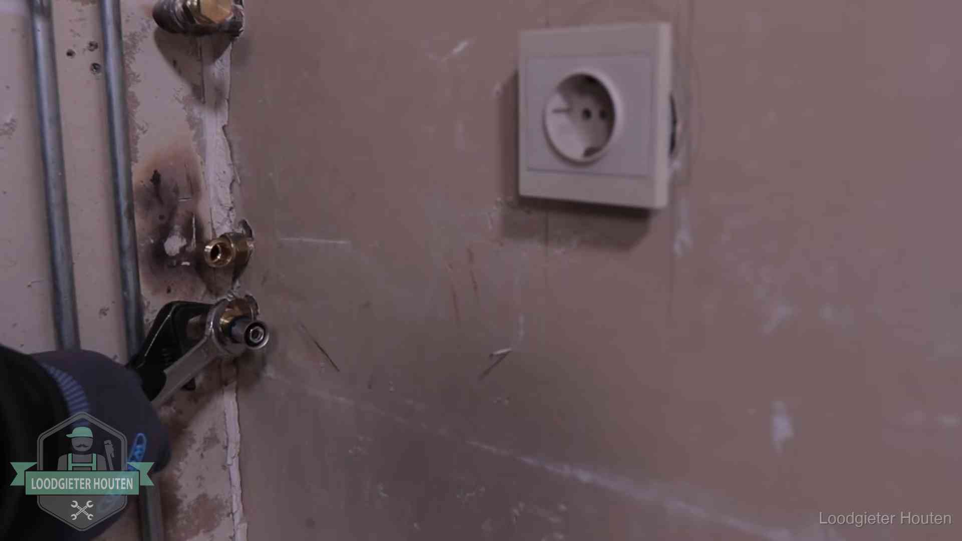 Monteur draait een perskoppeling vast op een leidingaansluiting in Houten
