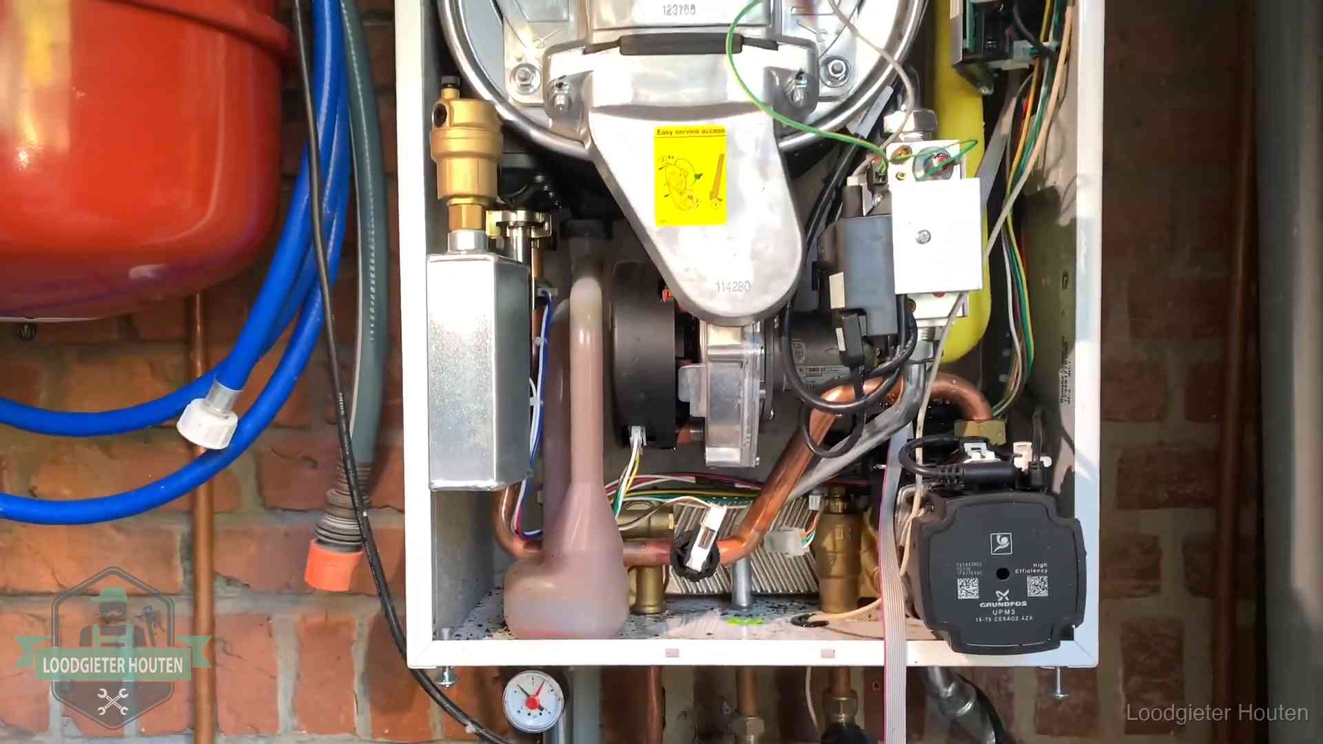 Geopende cv-ketel met rood expansievat in een woning in Houten