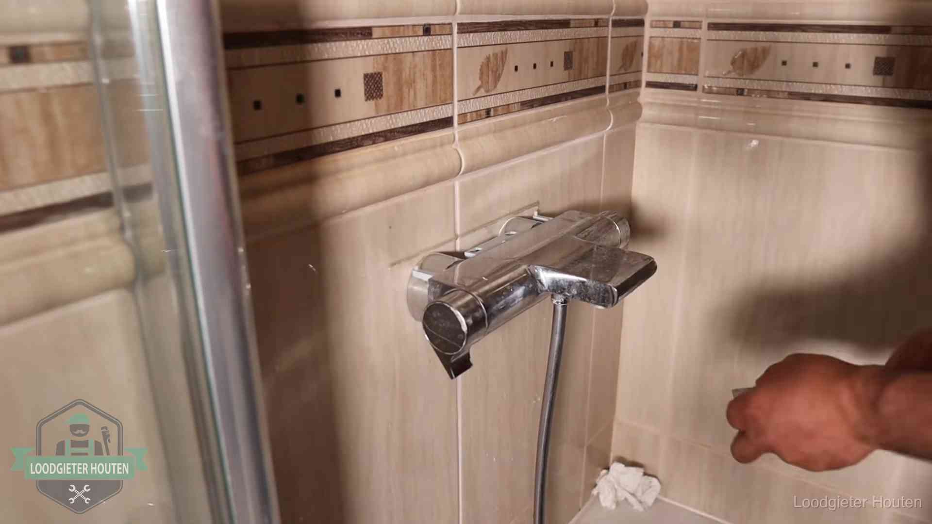 Verkalkte douche-mengkraan in Houten, hetzelfde kalk dat zich in de warmtewisselaar afzet