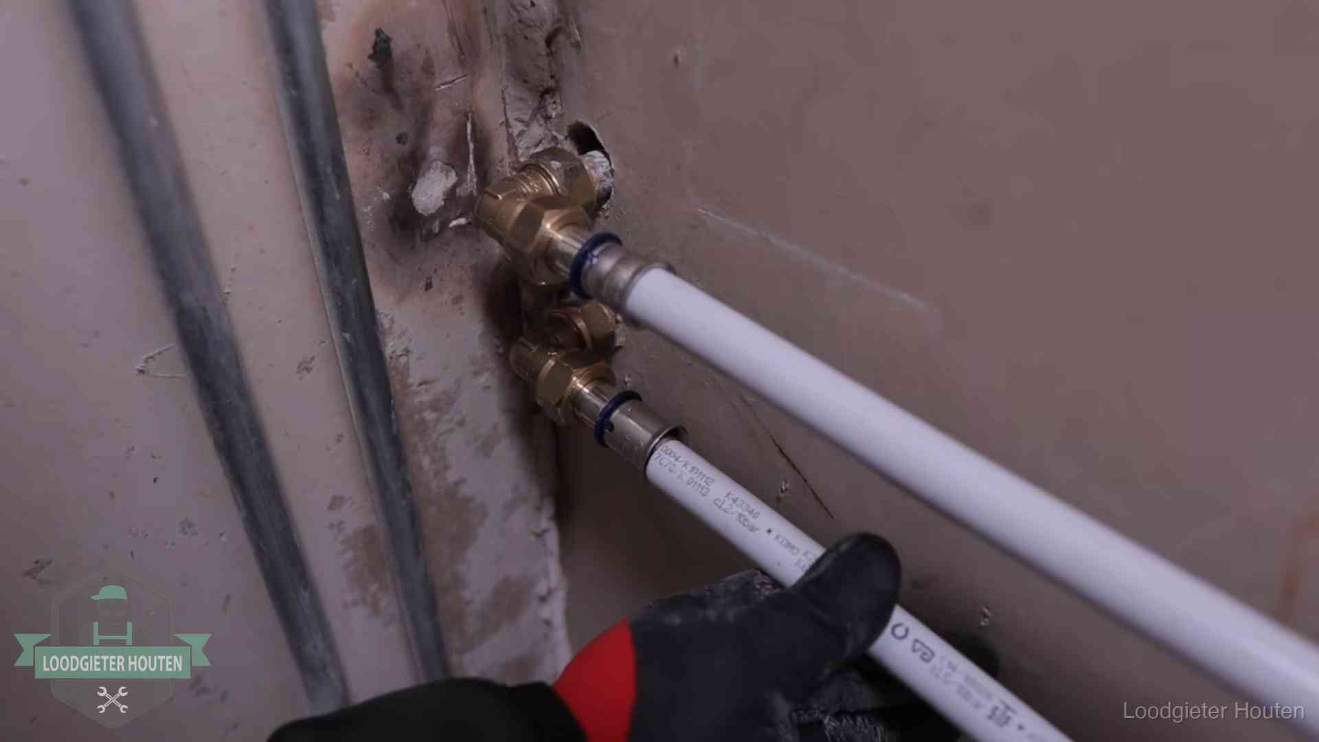 Meerlagenbuizen met keurmerk en rvs persfittingen op muuraansluitingen in Houten