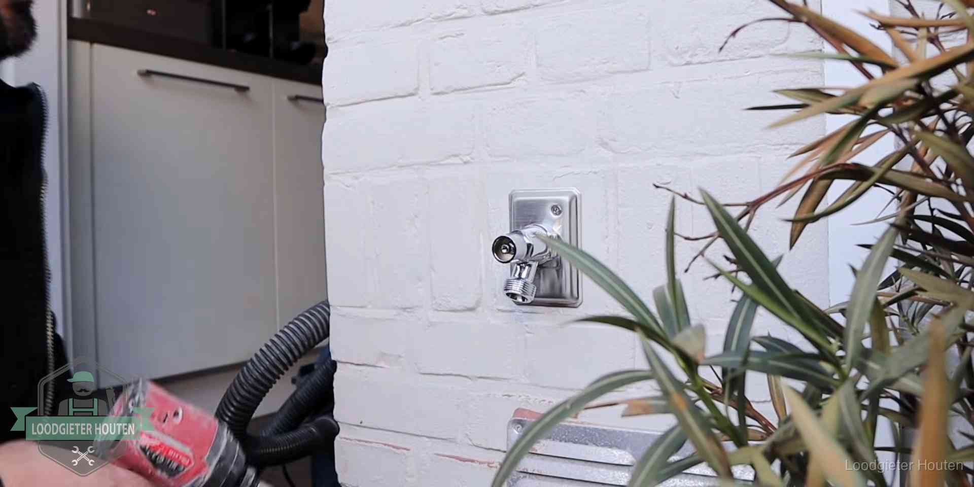 Daklek of leidinglek testen in Houten Chromen kraan op een muurplaat bij een woning in Houten, dichtdraaien is stap een van de lektest