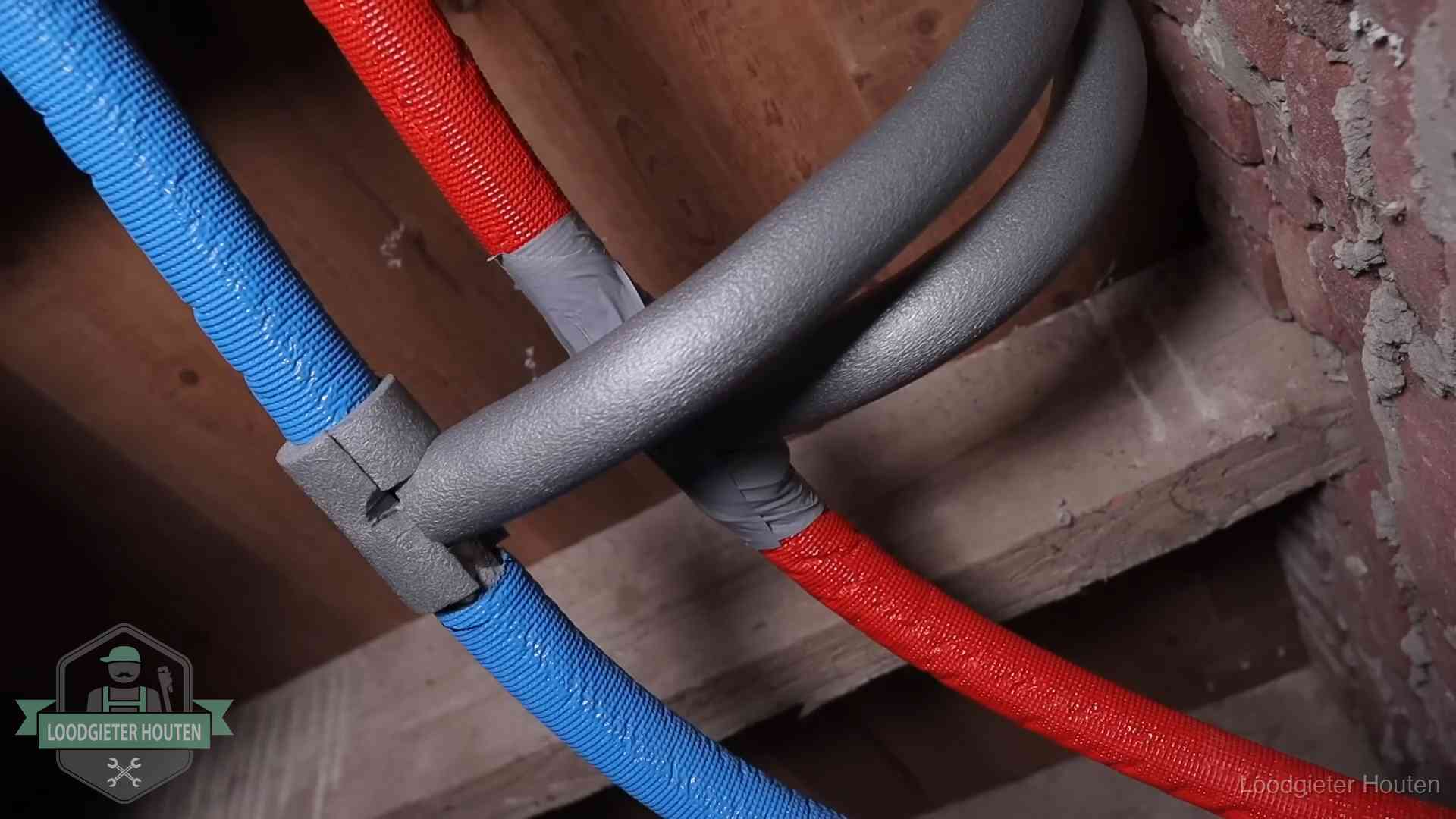 Geïsoleerde waterleidingen langs houten balken tegen bevriezing in Houten