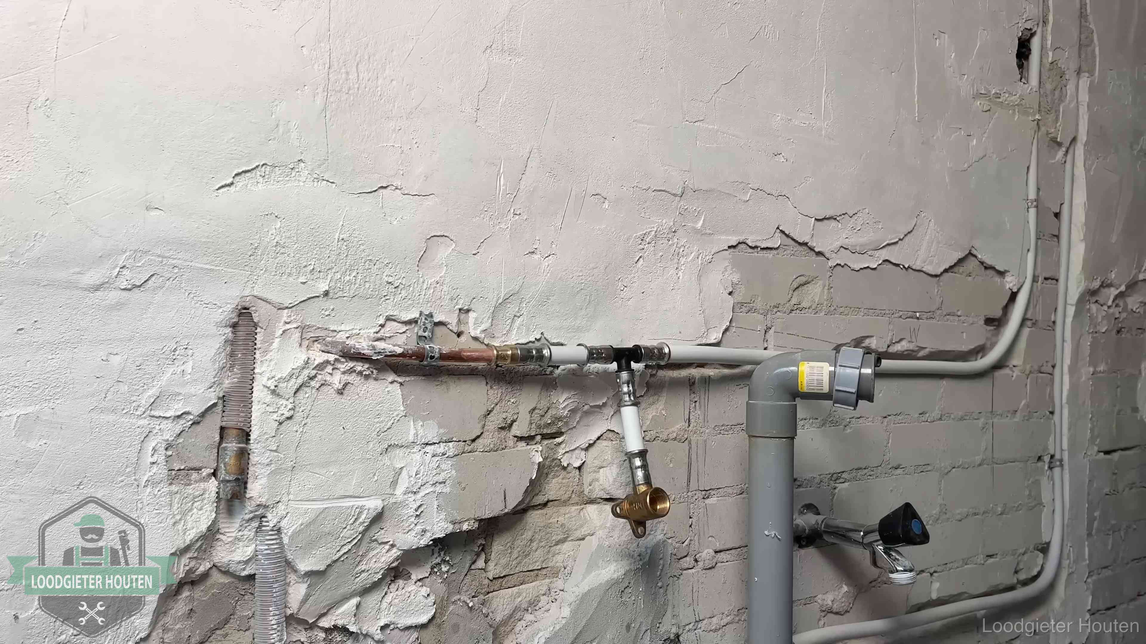 Nieuw leidingwerk naast een oud verroest leidingrestant in een woning in Houten