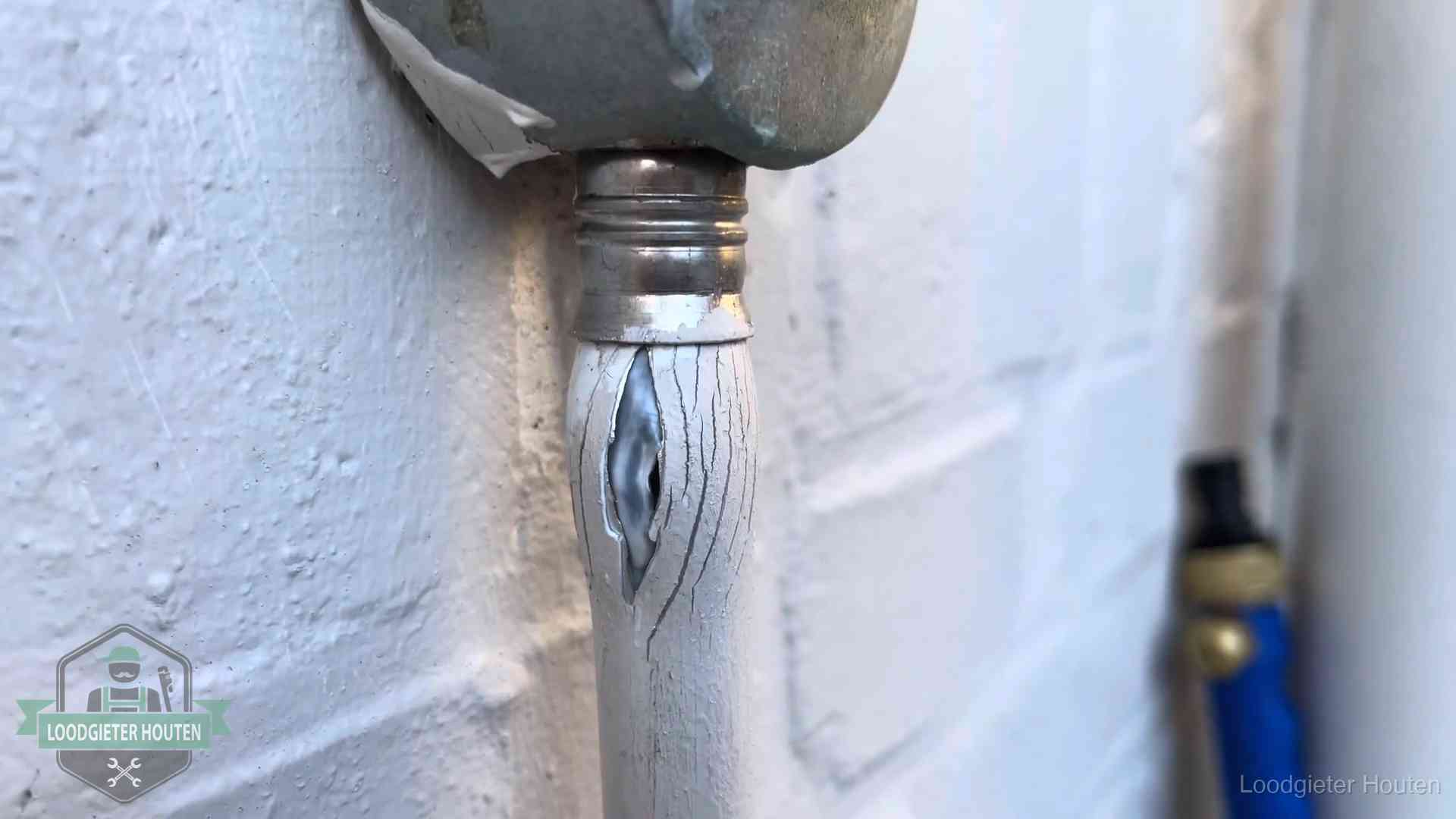 Oude waterleiding in Houten waar de verf openscheurt, een stille aanwijzing voor een beginnend lek
