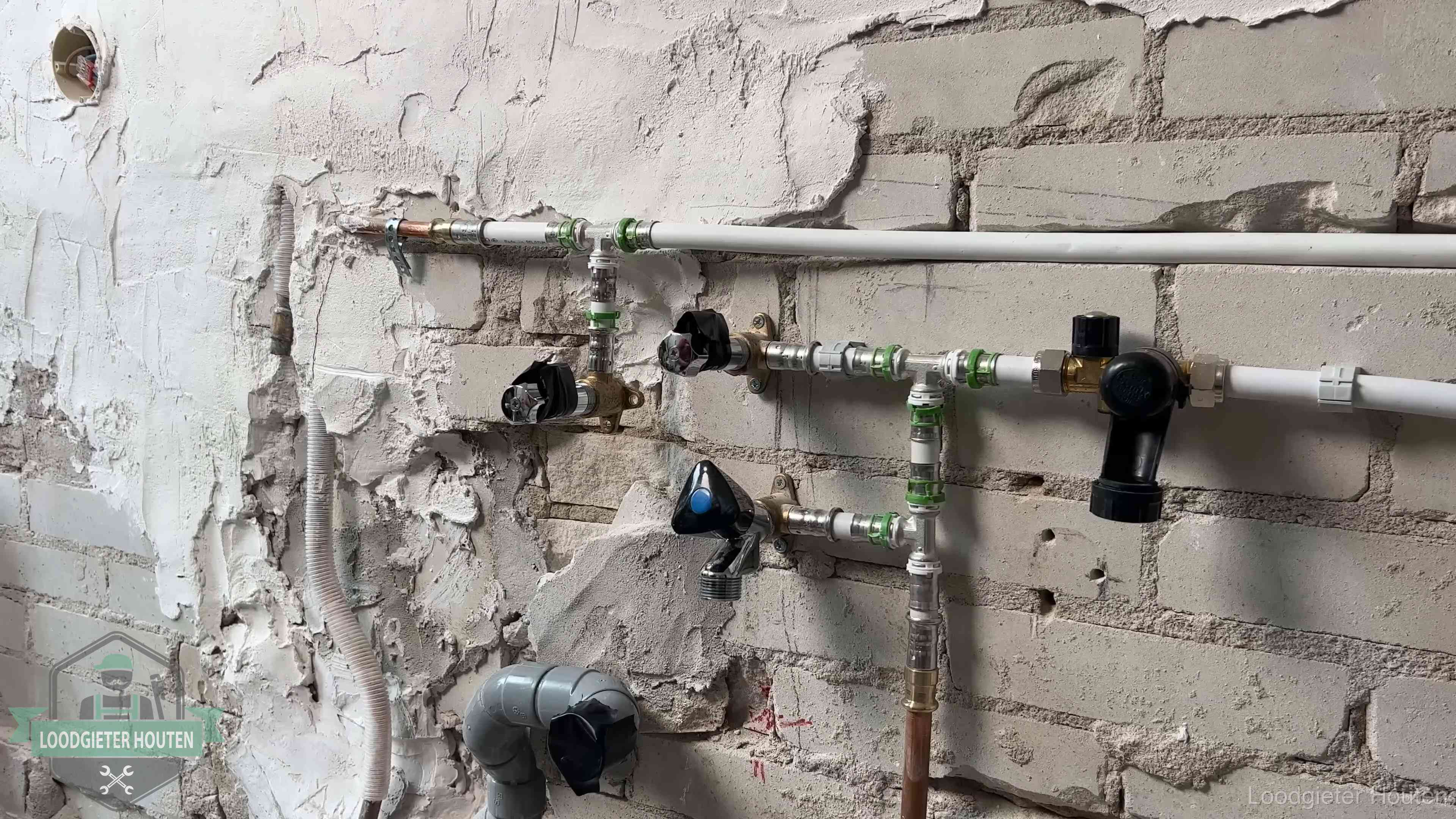Nieuw aangelegd leidingwerk met persfittingen tijdens een verbouwing in Houten