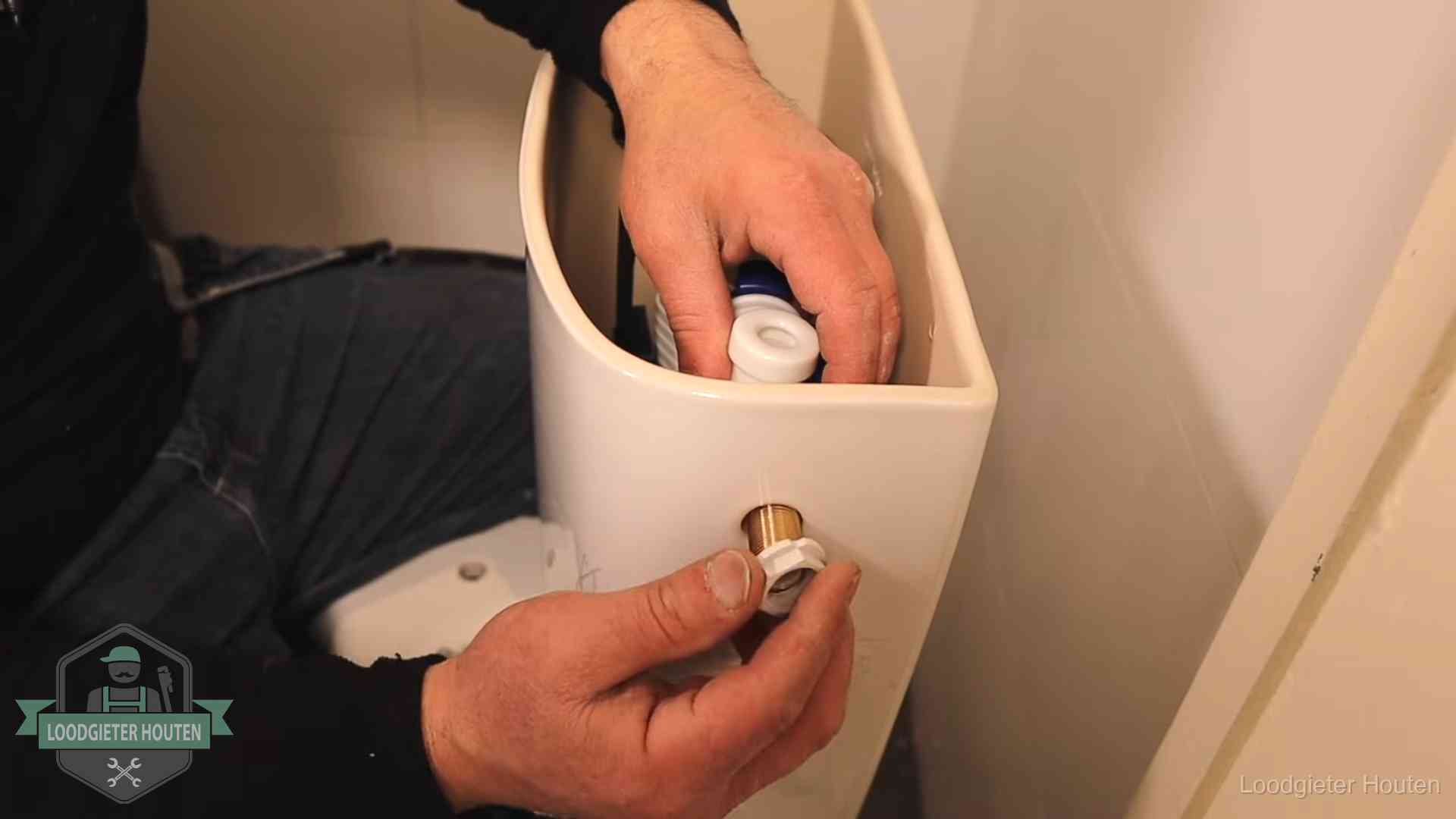 Loodgieter voor je verstopte wc in Houten Loodgieter monteert de vlotterkraan van een stortbak bij een toilet in Houten