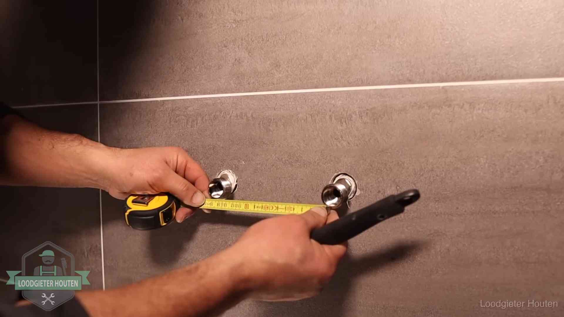 Loodgieter meet de hartafstand van aansluitingen nauwkeurig op in Houten