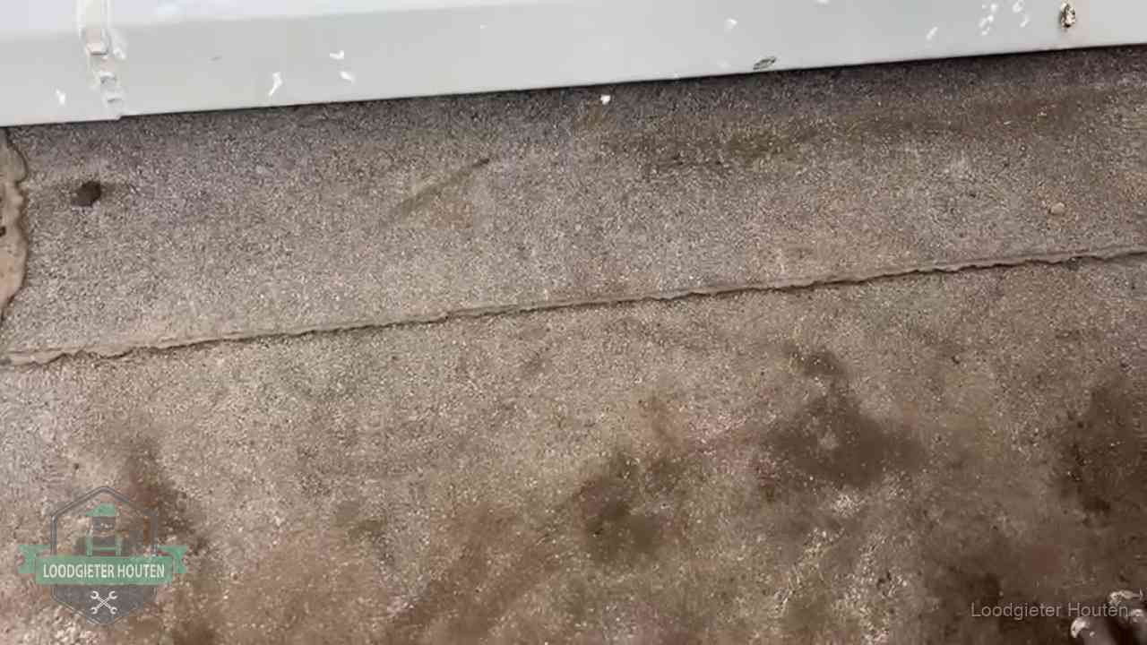 Stormschade en neerslag op daken in Houten Vochtplekken bij de naad van een plat dak na aanhoudende regen in Houten