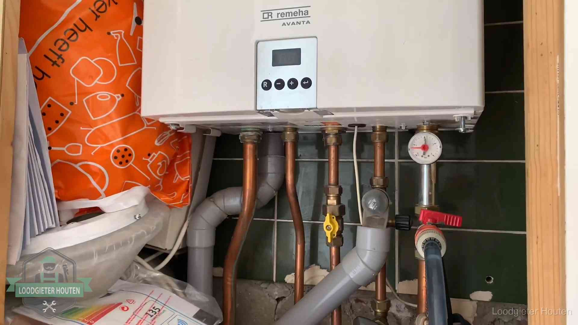 Oudere Remeha cv-ketel in een ketelkast in een woning in Houten