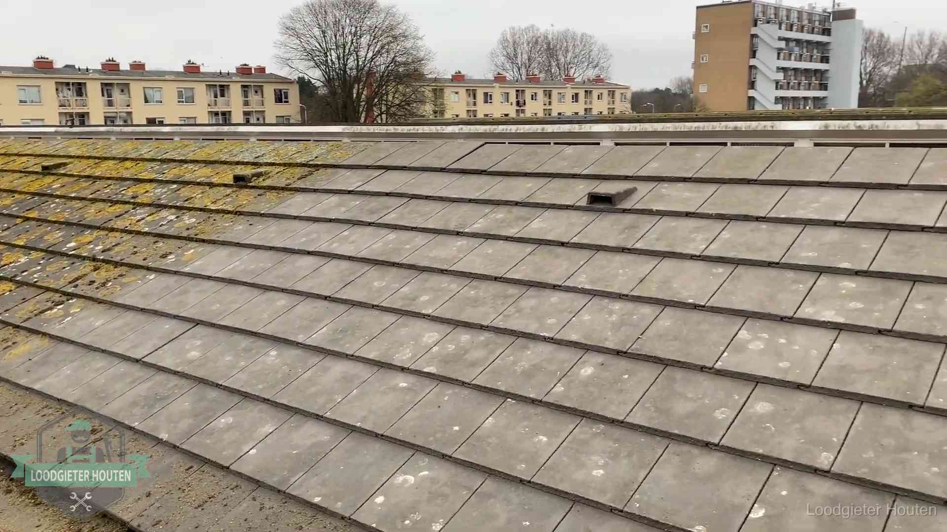 Dakpannen op een schuin dak in Houten Schuin dak met betonpannen vol mos in Houten, een risico op lekkage bij de pannen