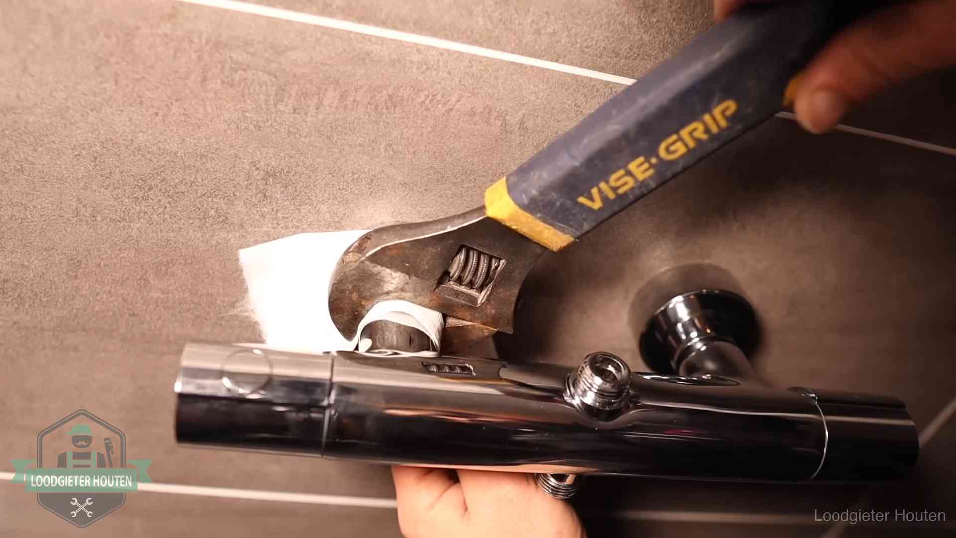 Loodgieter draait met beschermd gereedschap een kraan vast bij een spoedklus in Houten