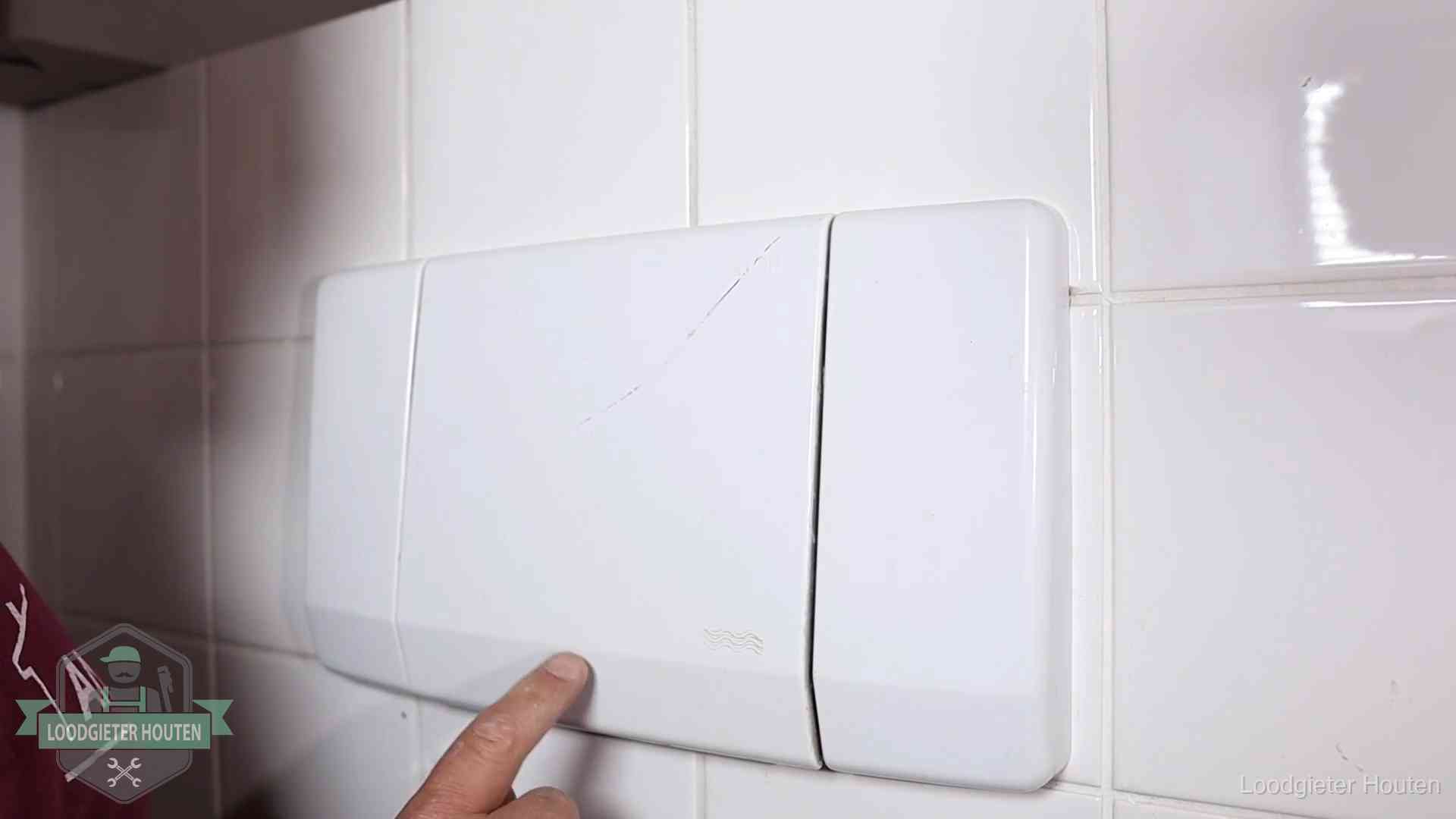 Oorzaken van een verstopte wc in Houten Bedieningspaneel van een inbouwreservoir van een hangend toilet in Houten