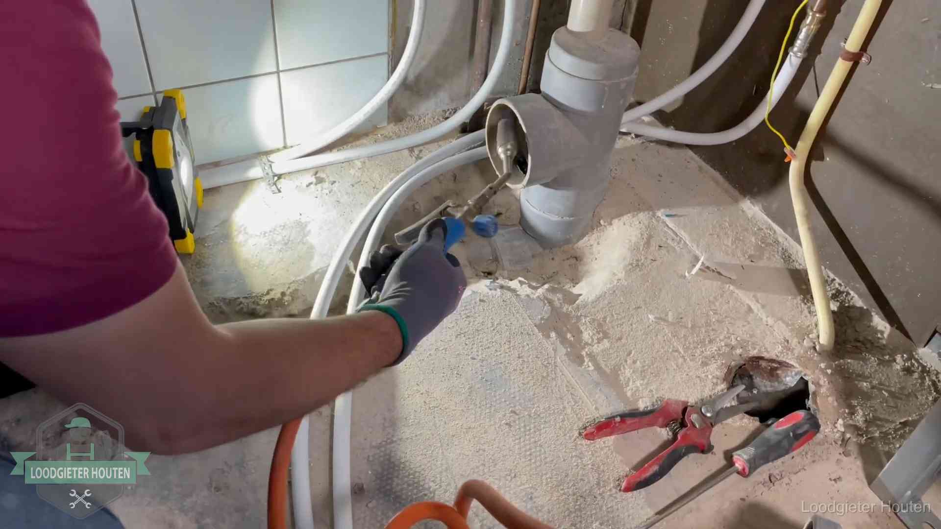Loodgieter werkt aan leidingen bij een pvc-standleiding in een appartement in Houten