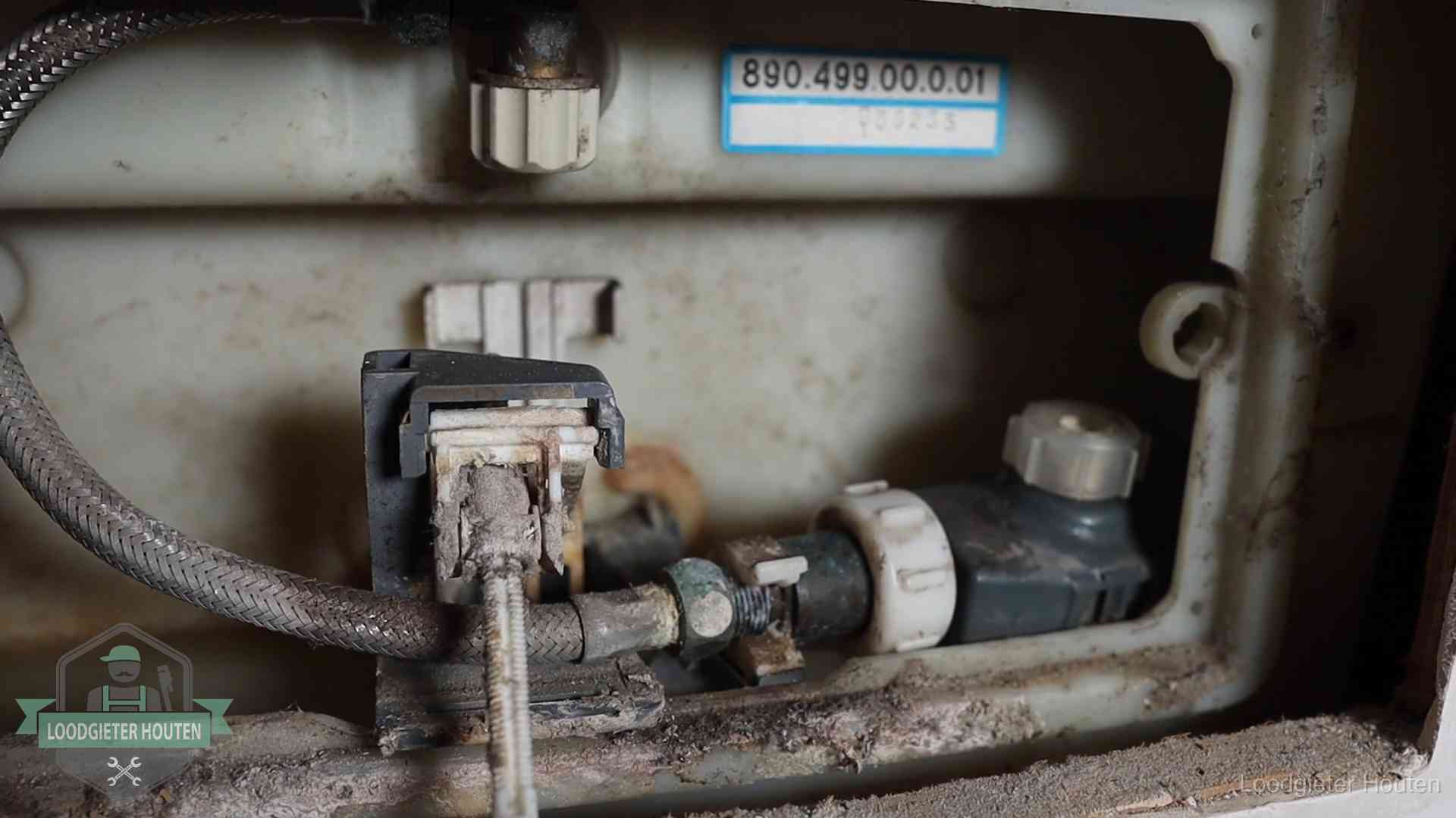 Stortbak en spoelmechanisme in Houten Verkalkt binnenwerk van een stortbak met vlotterkraan in Houten