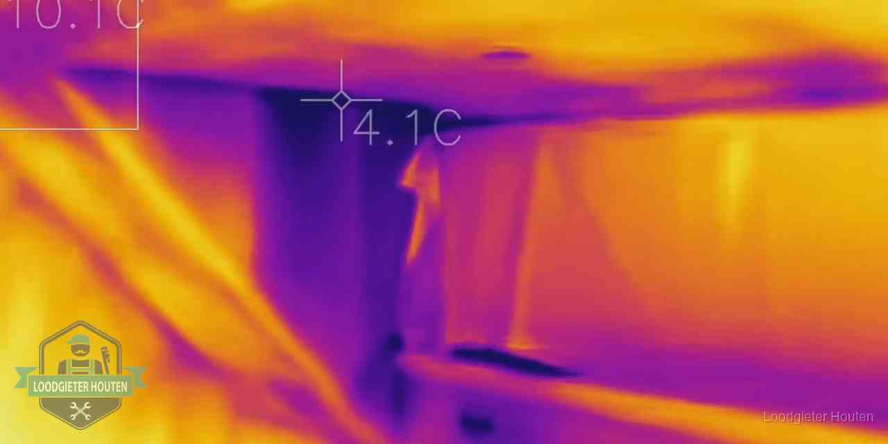 Warmtebeeldopname van een vloerconstructie tijdens lekdetectie in Houten