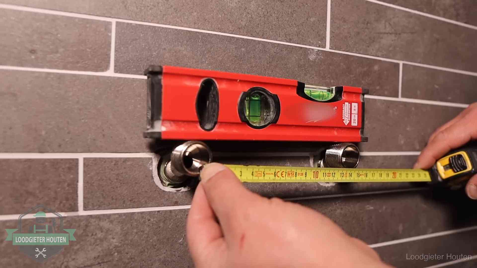 Waterpas en duimstok bij kraan-aansluitpunten in een badkamer in Houten