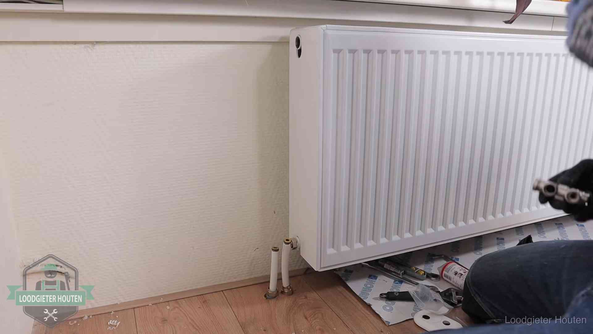 Nieuw gemonteerde radiator in een woonkamer in Houten