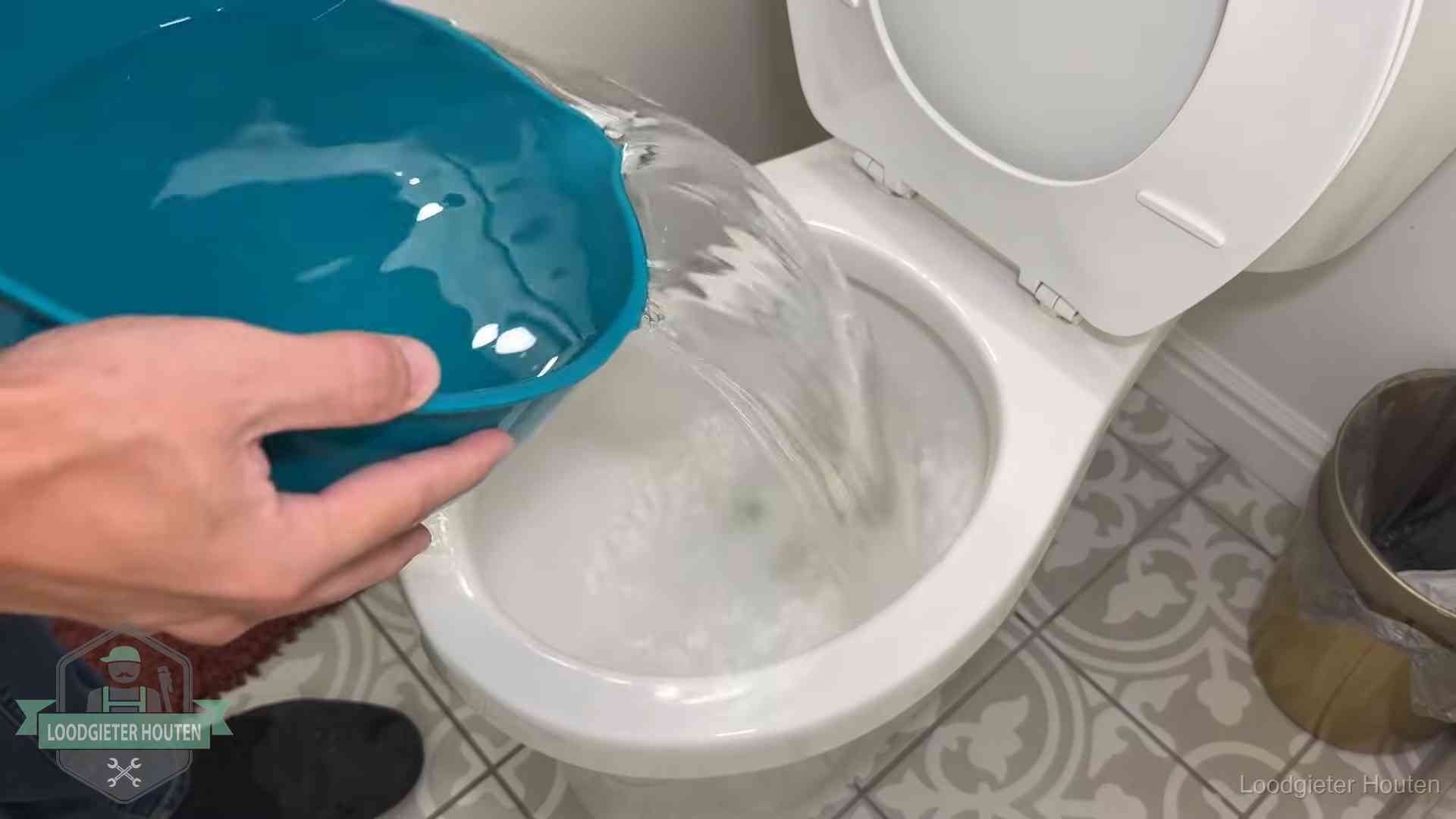 De warm-water-methode in Houten Warm water wordt voorzichtig in de wc-pot gegoten in Houten