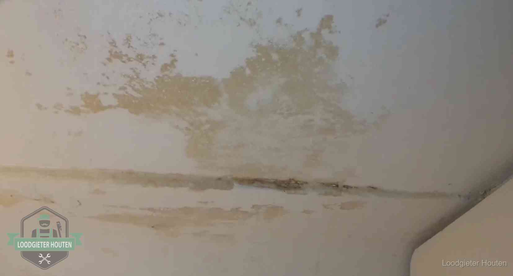 Verzekering bij rioolschade in Houten Watervlekken op een plafond in Houten, schade die je bij de verzekering meldt
