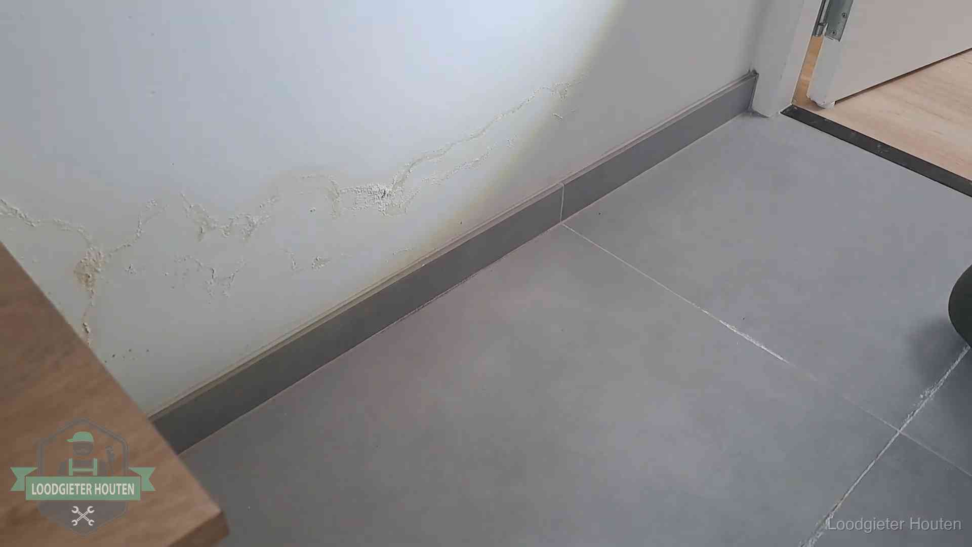 Verzekering en daklekkage in Houten Waterschade met kalkuitbloeiing op een binnenwand in Houten, vastgelegd voor de verzekering