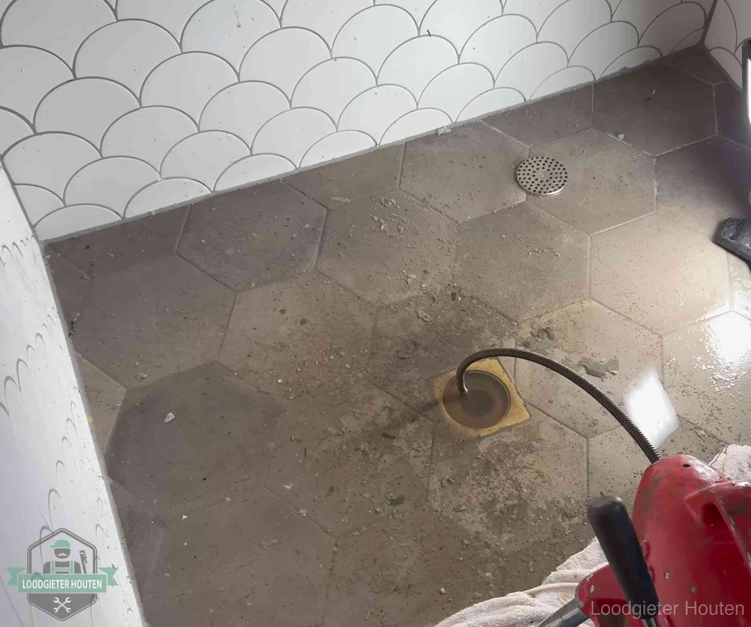 Stank uit wc of vloerput in Houten Vloerput met waterslot in een badkamer in Houten, een bron van stank als het waterslot droogstaat
