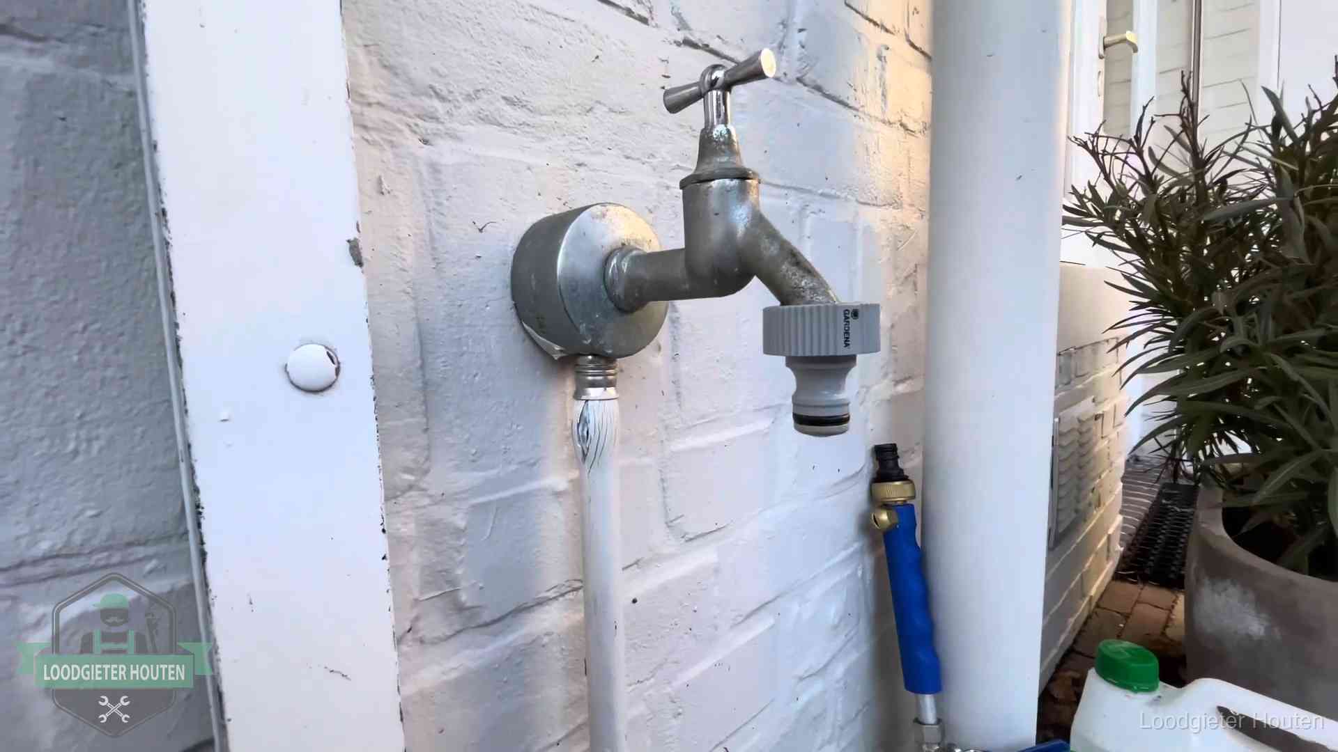 Buitenkraan met slangaansluiting bij een woning in Houten, sluipverbruik zie je terug op de waterrekening