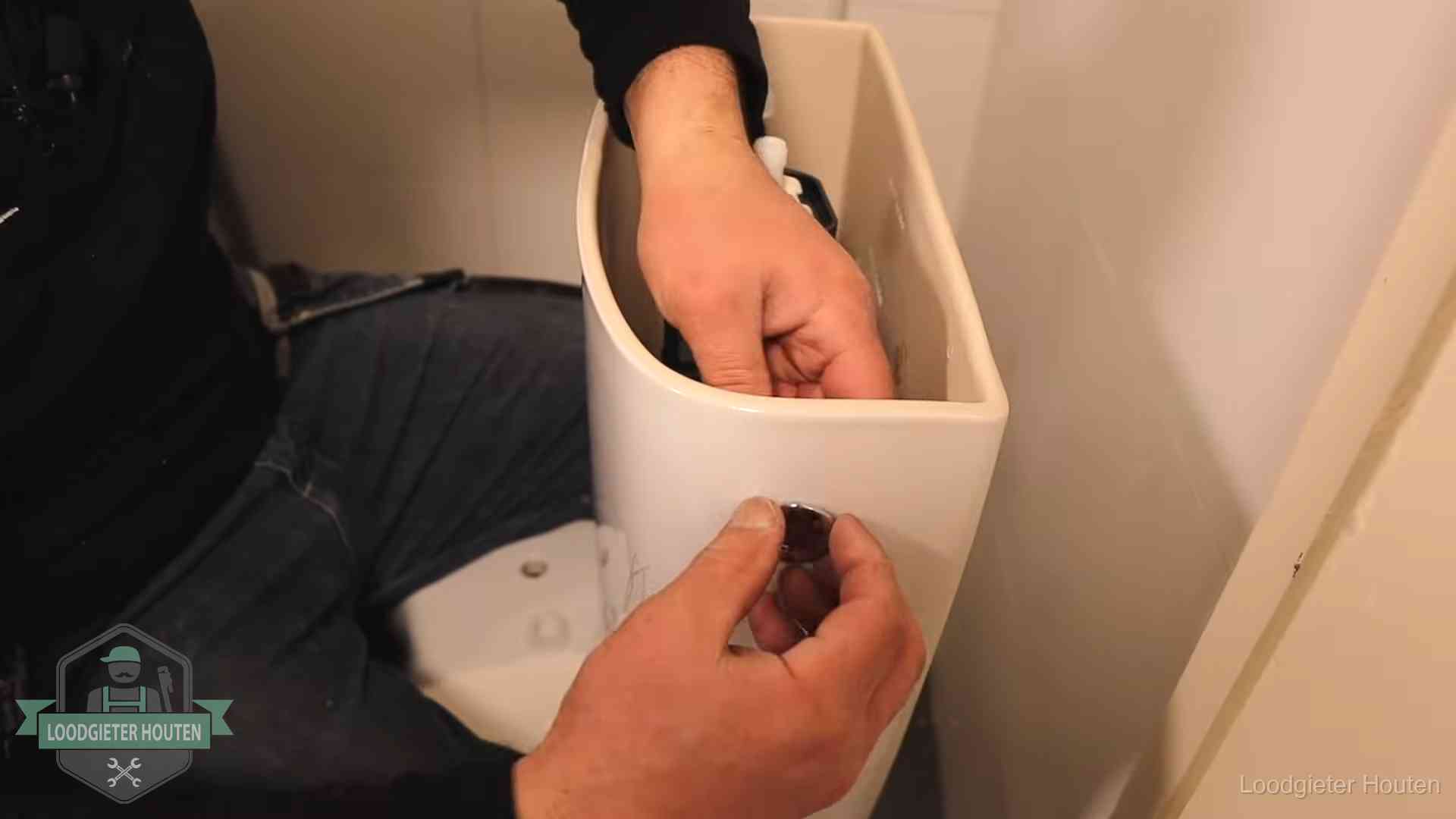 Je wc verstoppingsvrij houden in Houten Drukknop van een duoblok-stortbak wordt gemonteerd bij een toilet in Houten