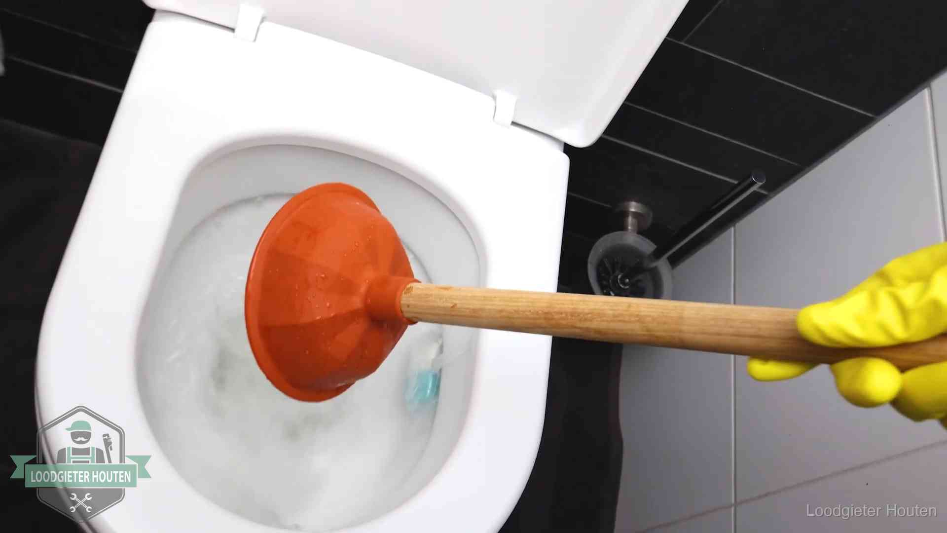 Wc ontstoppen met de plopper in Houten Plopper wordt in de wc-pot gedrukt bij het ontstoppen van een toilet in Houten