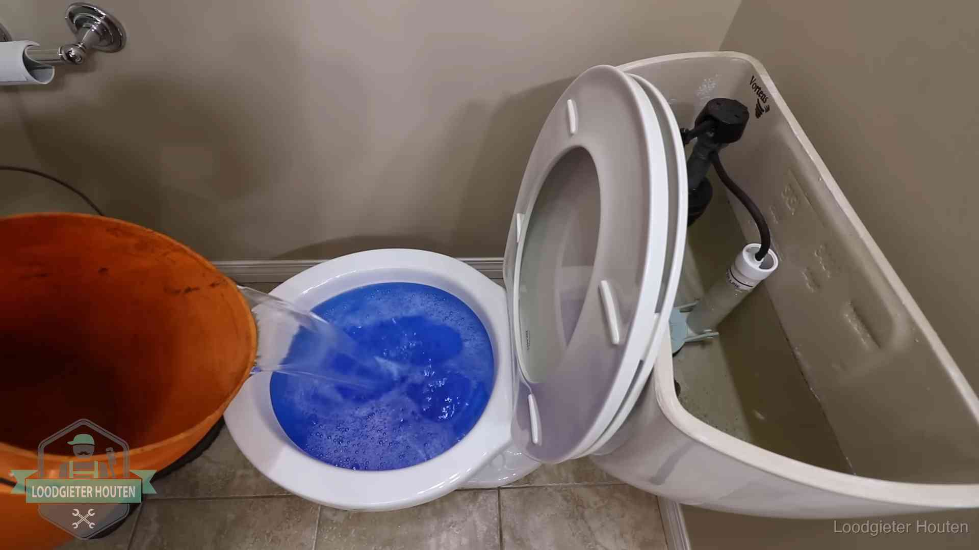 Water komt omhoog in de wc in Houten Water bij de wc-pot wordt met een emmer weggewerkt om schade te beperken in Houten