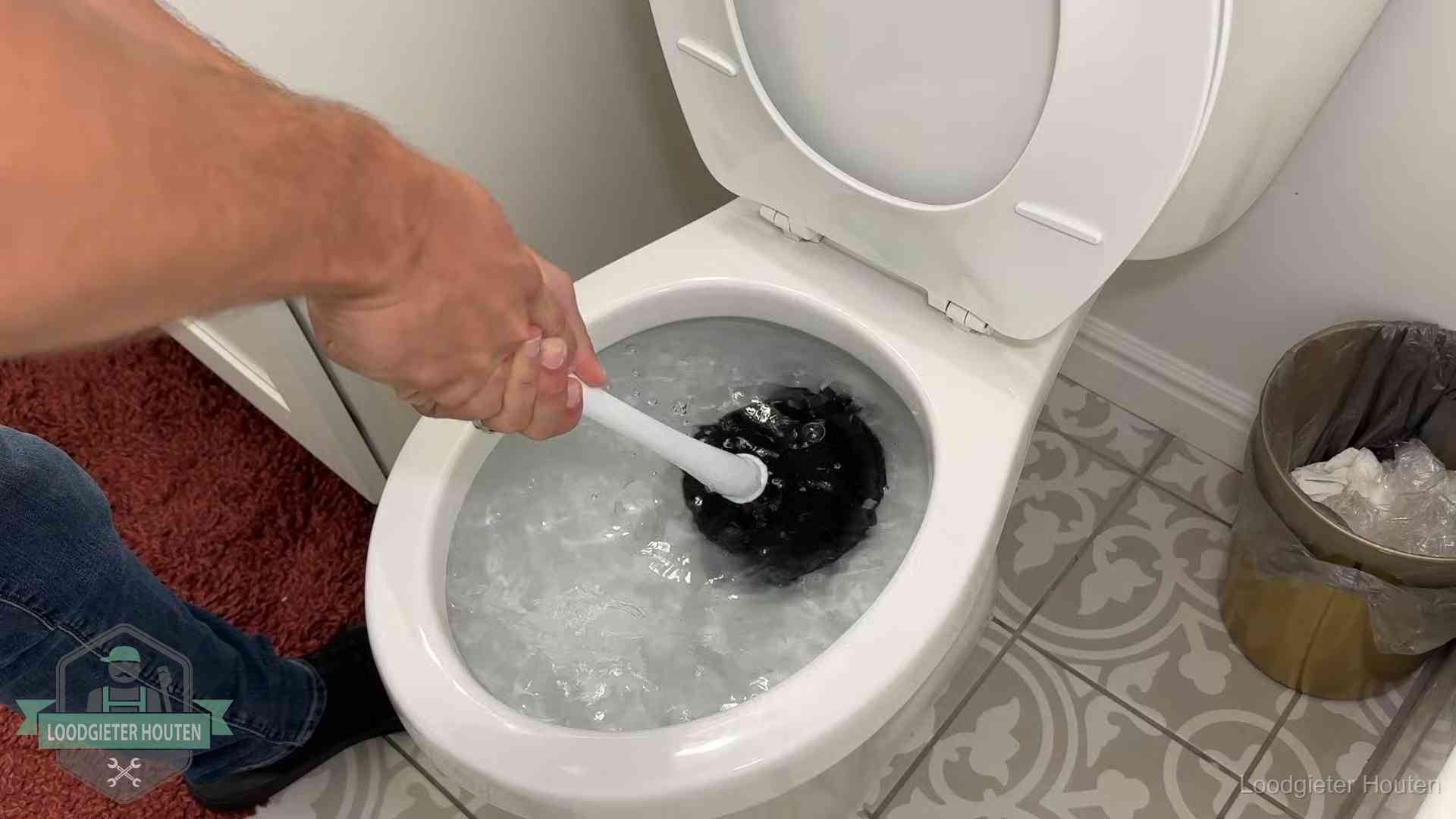 Zelf je wc ontstoppen in Houten Zelf de wc ontstoppen met een plopper in Houten, het water kolkt in de pot