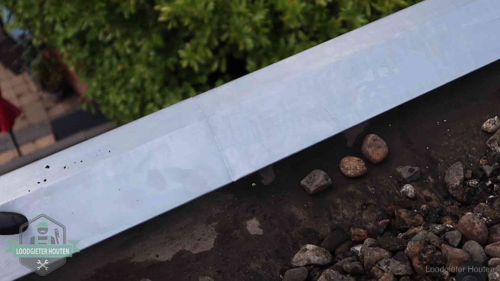 Garantie op dakwerk in Houten Strak gesoldeerd naaddetail in een zinken daktrim op een dak in Houten